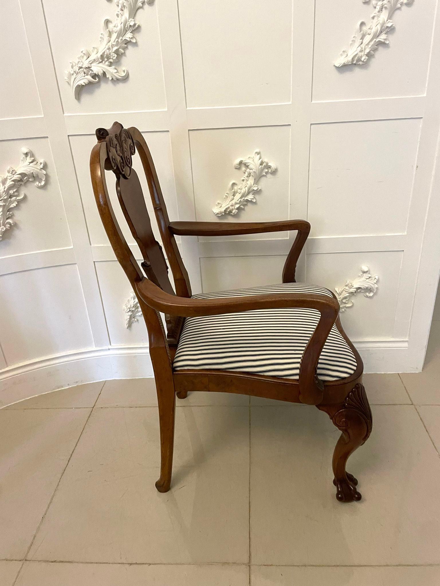 Noyer Ensemble de 12 chaises de salle à manger en ronce de noyer de l'époque victorienne, d'une qualité exceptionnelle en vente
