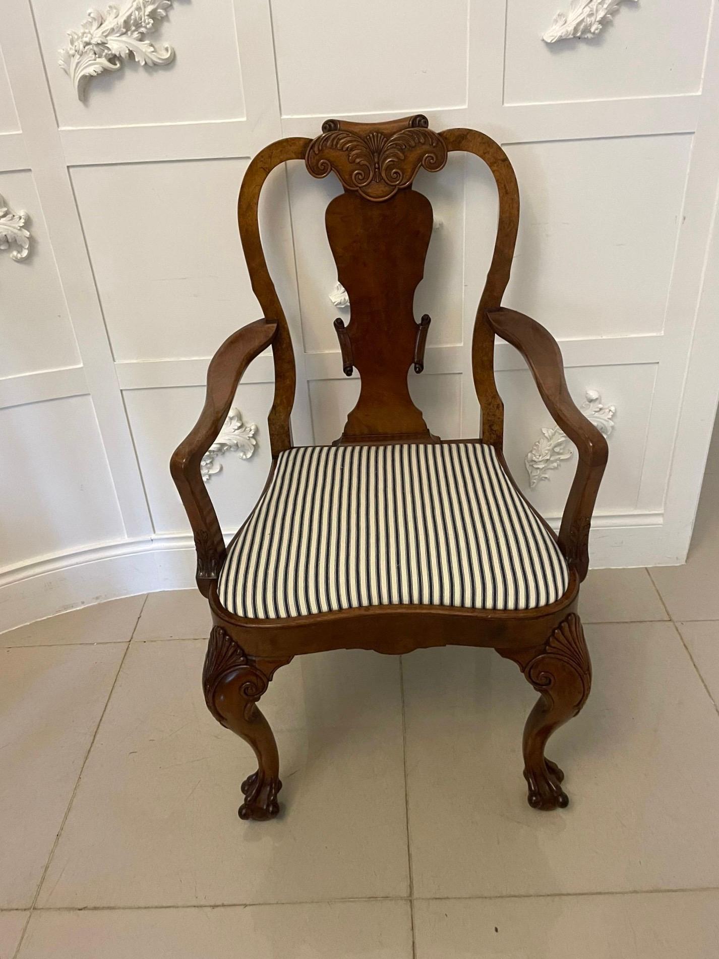 Ensemble de 12 chaises de salle à manger en ronce de noyer de l'époque victorienne, d'une qualité exceptionnelle en vente 2