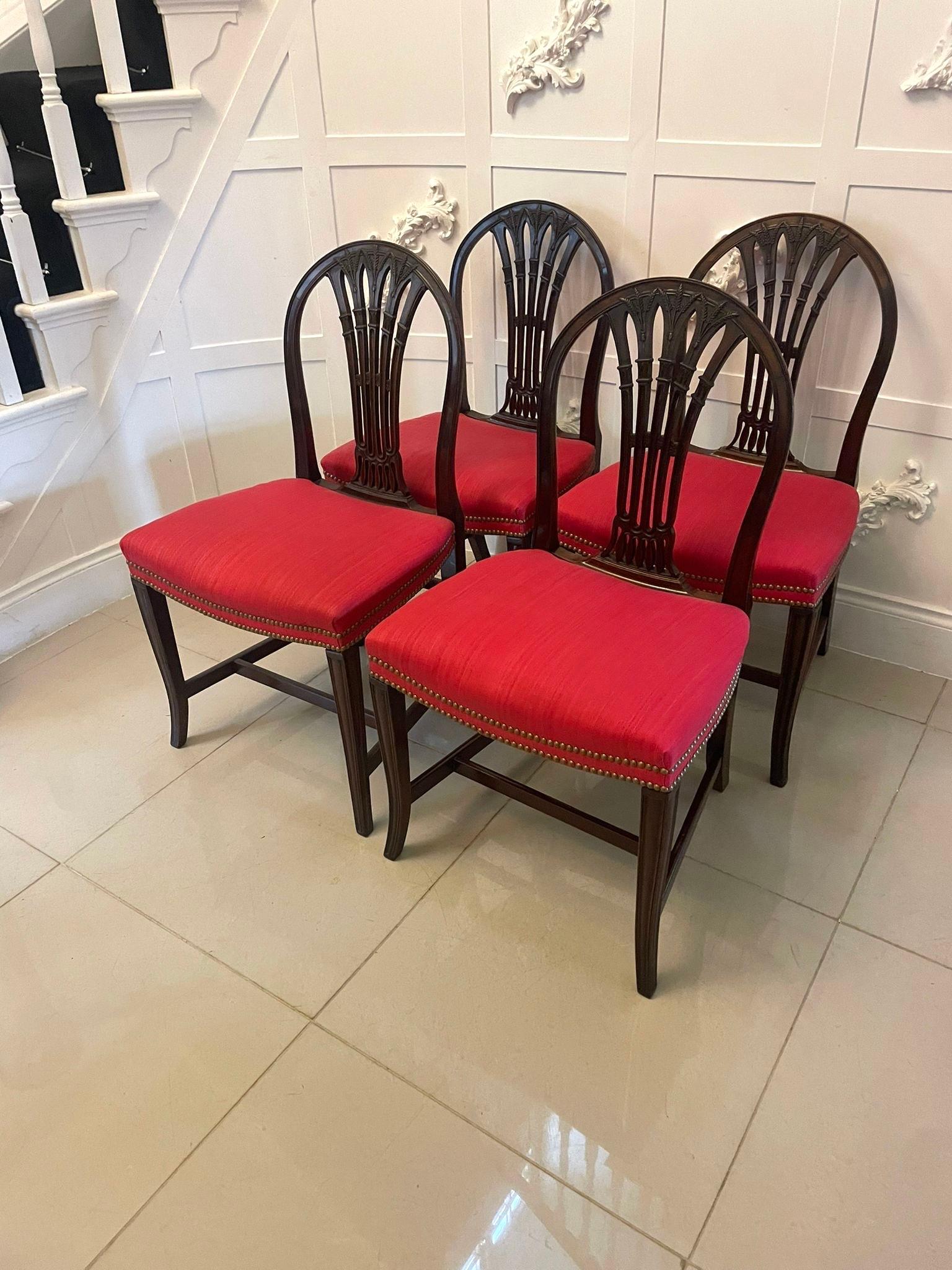 Eccezionale set di 4 sedie da pranzo antiche in mogano intagliato di epoca vittoriana con un meraviglioso schienale sagomato in mogano intagliato, sedute recentemente rivestite in un tessuto di qualità che poggiano su gambe quadrate affusolate e