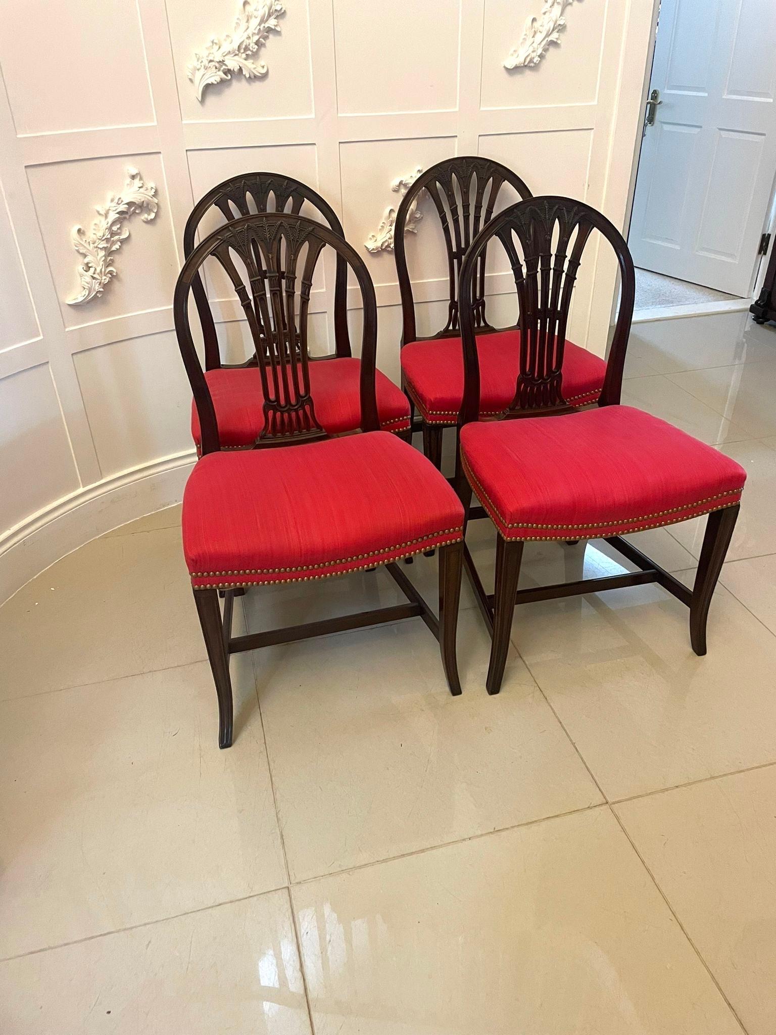 Vittoriano Set di 4 sedie da pranzo in mogano intagliato di epoca vittoriana di qualità eccezionale in vendita
