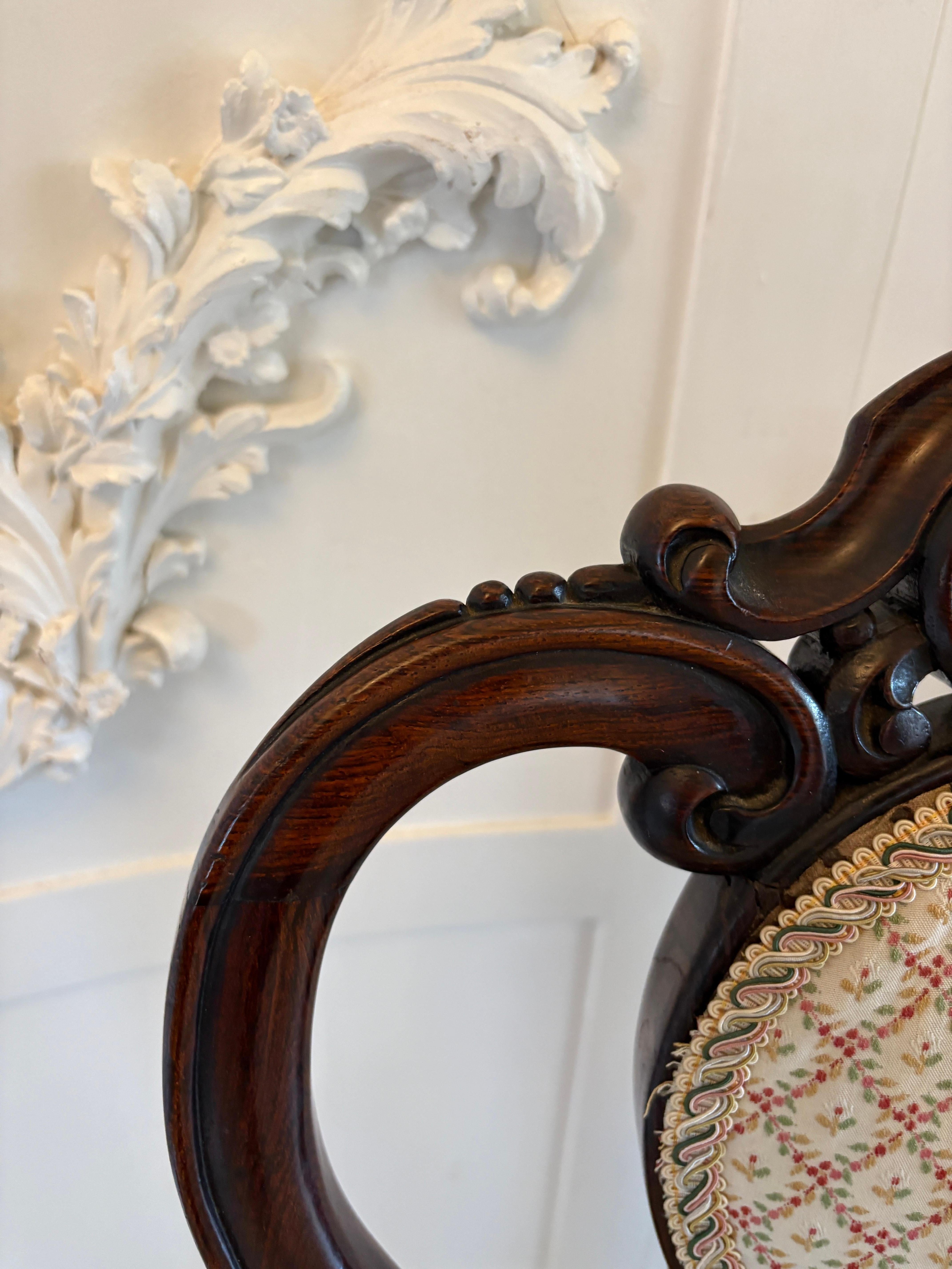 Ensemble de 4 chaises de salle à manger en palissandre sculpté de l'époque victorienne, de qualité exceptionnelle en vente 2