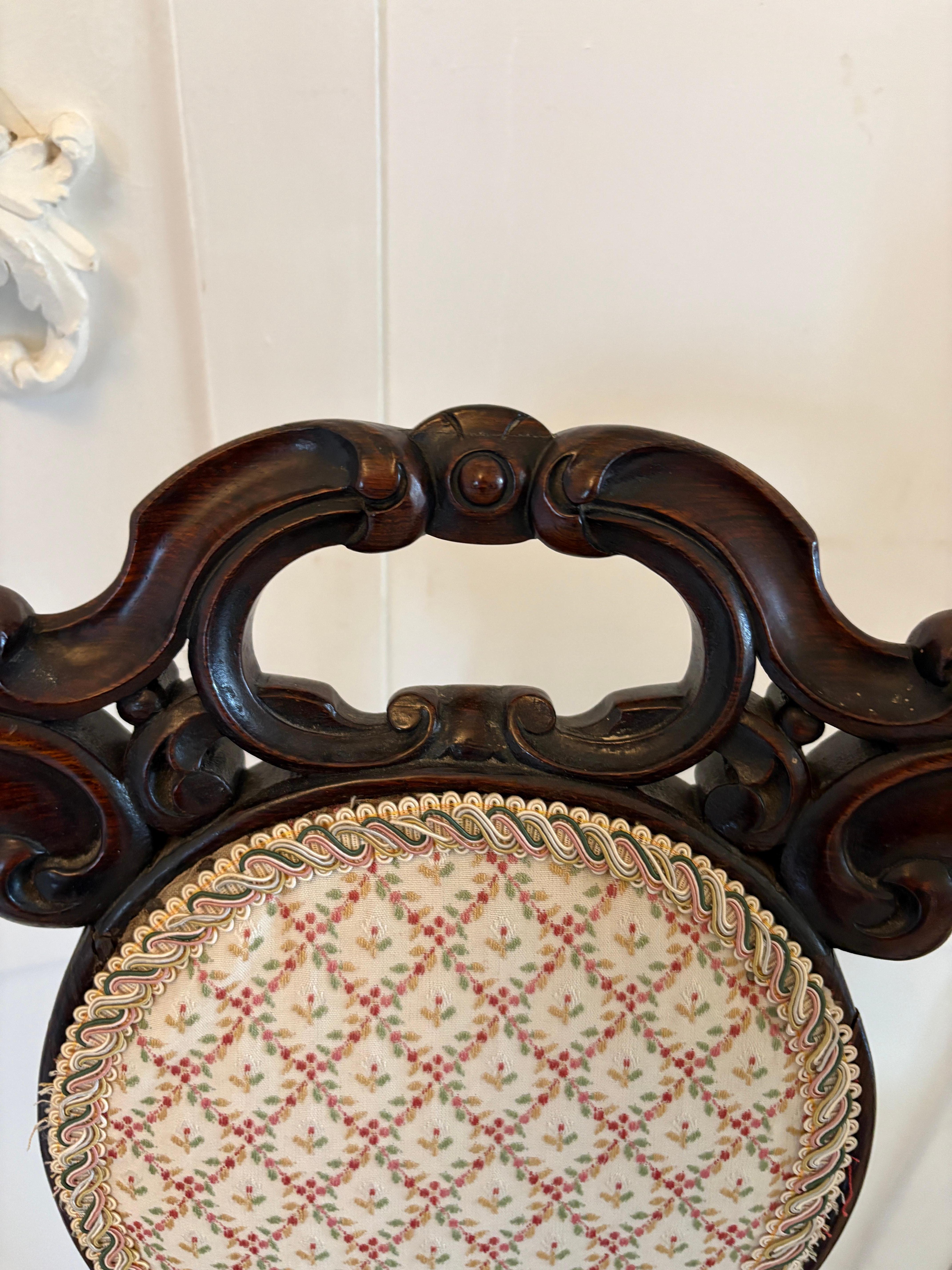 Ensemble de 4 chaises de salle à manger en palissandre sculpté de l'époque victorienne, de qualité exceptionnelle en vente 3