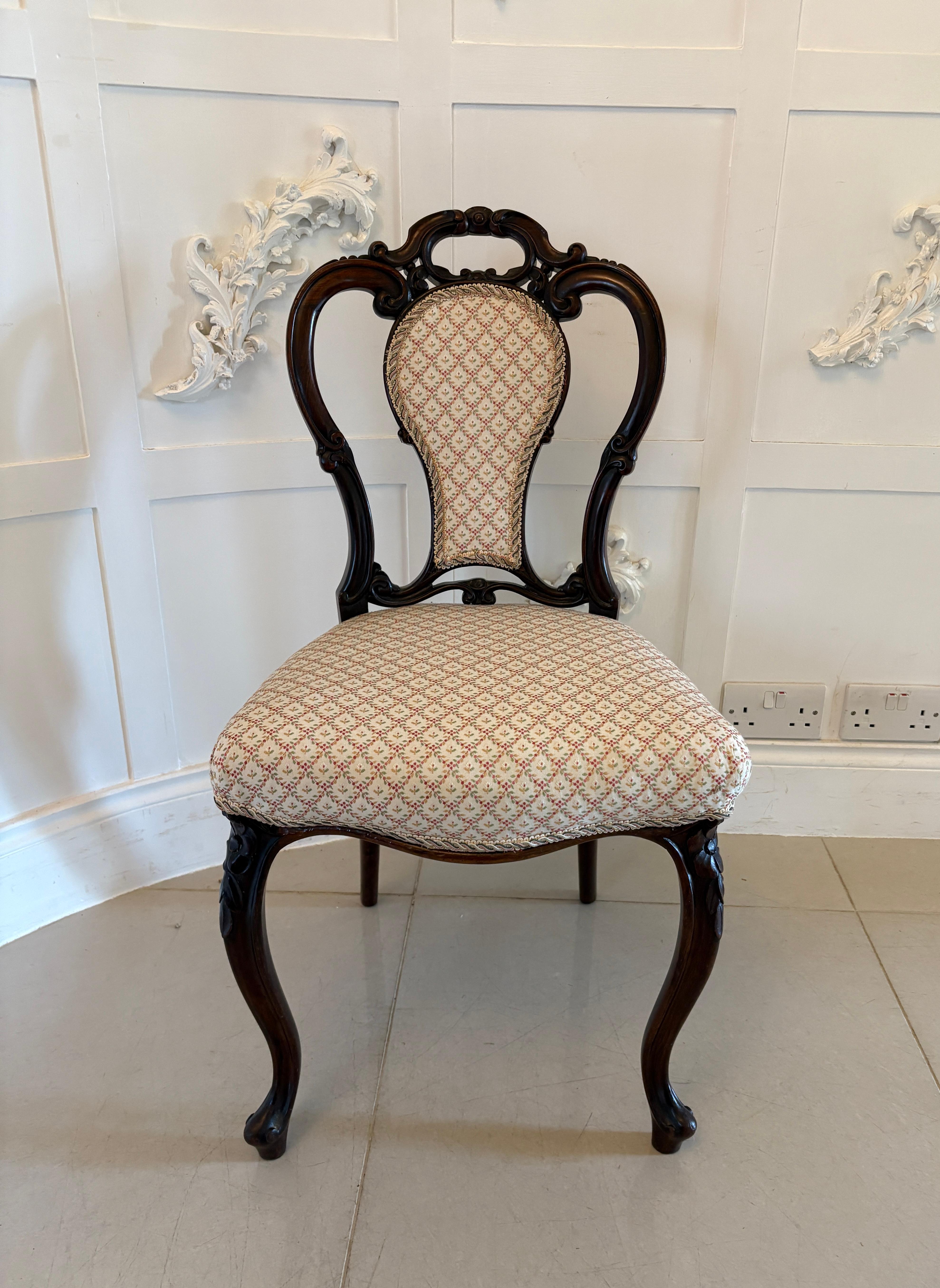 Ensemble de 4 chaises de salle à manger en palissandre sculpté de l'époque victorienne, de qualité exceptionnelle en vente 5