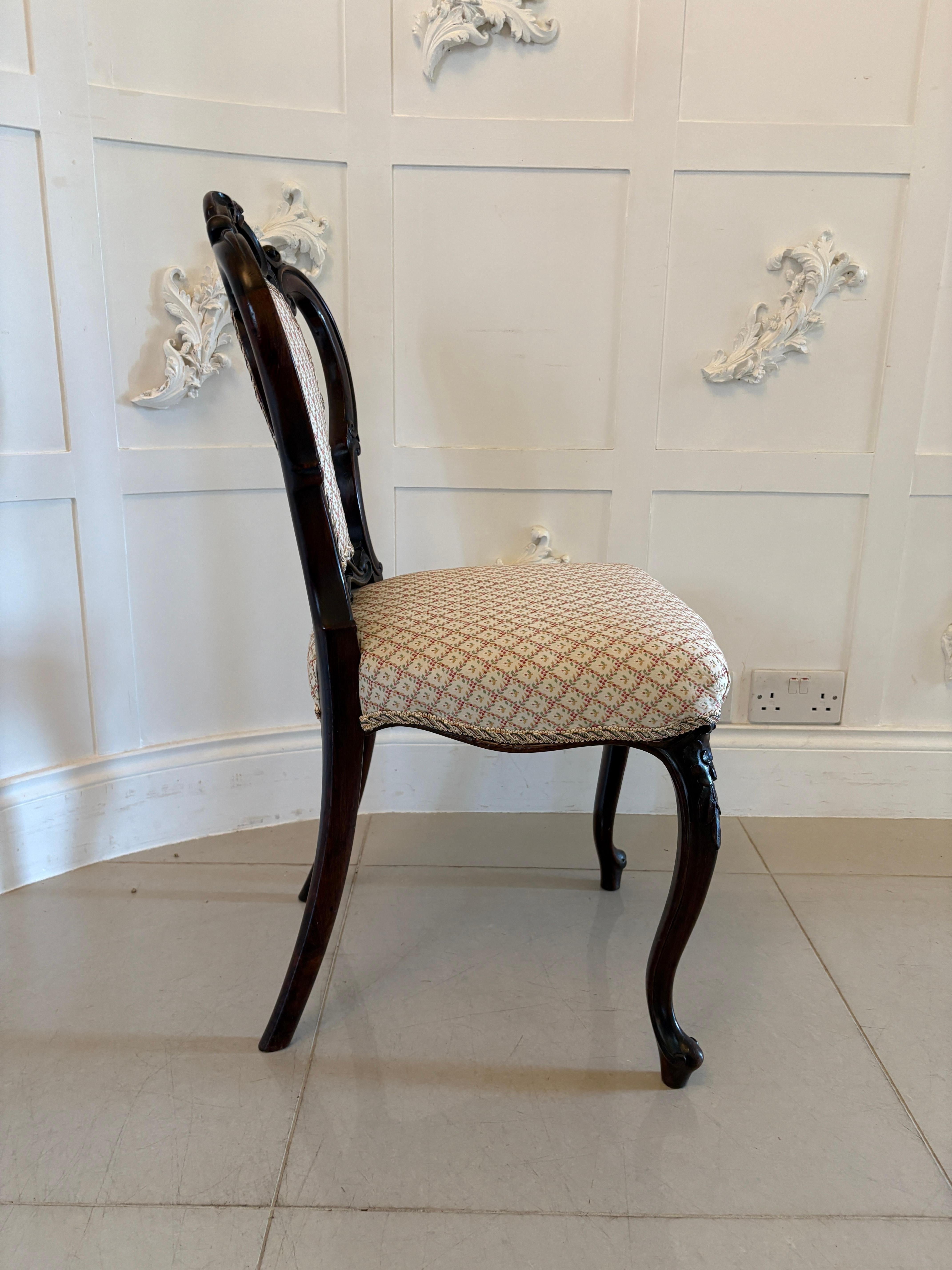 Ensemble de 4 chaises de salle à manger en palissandre sculpté de l'époque victorienne, de qualité exceptionnelle en vente 6
