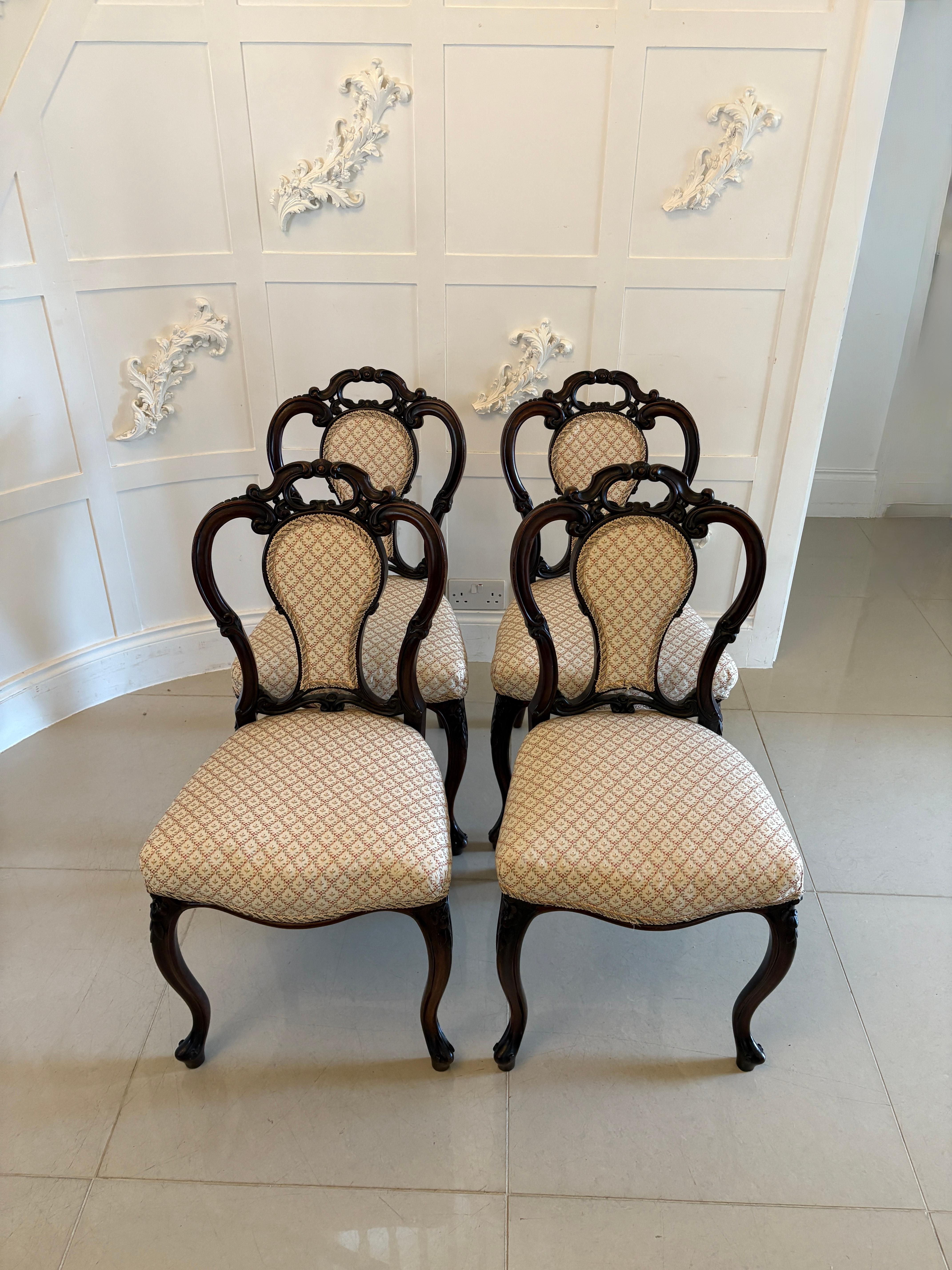 Ensemble exceptionnel de 4 chaises de salle à manger en bois de rose sculpté de l'époque victorienne, avec un magnifique dossier en bois de rose sculpté, des sièges et un dossier en forme de serpentin, reposant sur des pieds cabriole sculptés et