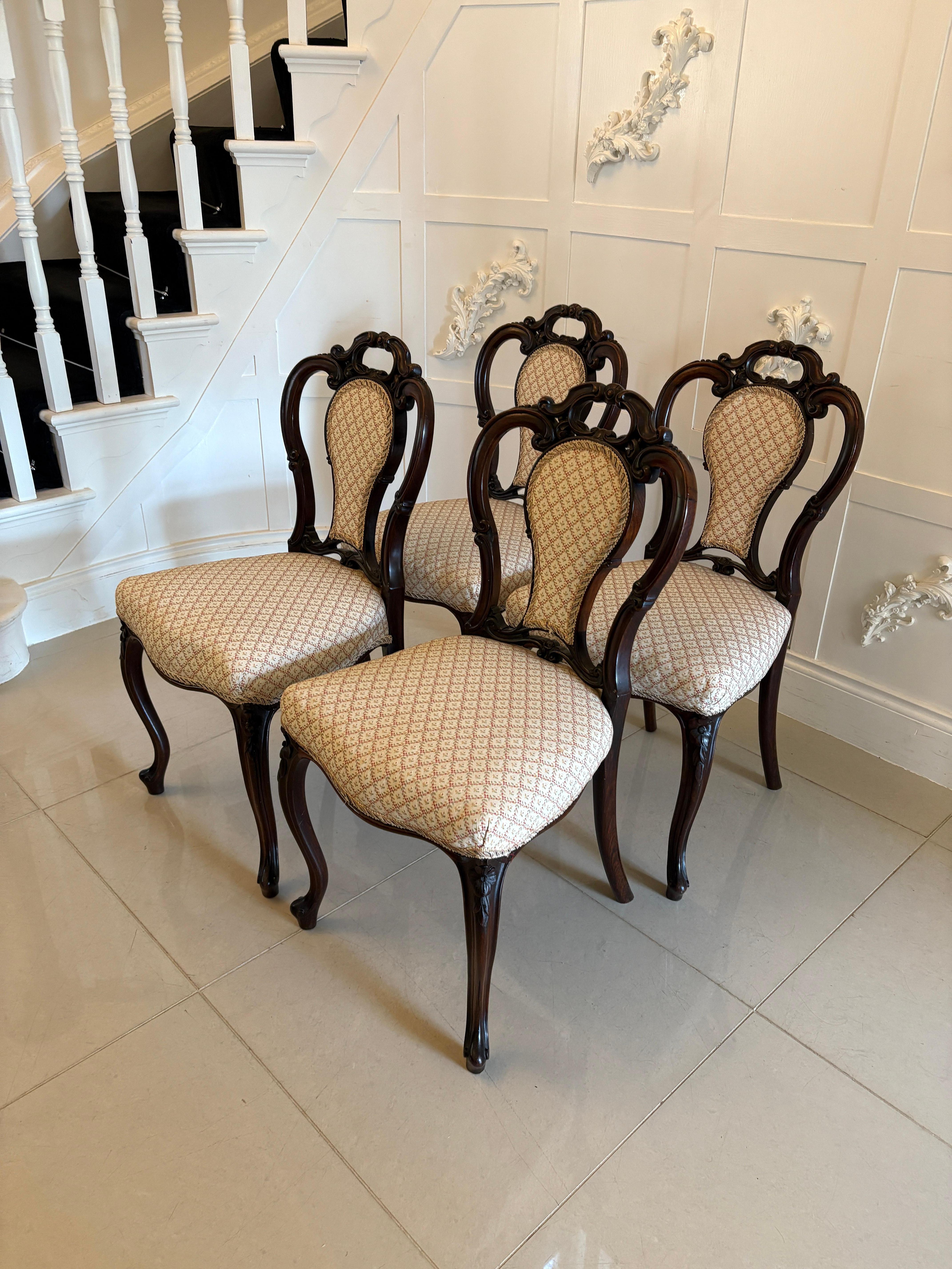 Victorien Ensemble de 4 chaises de salle à manger en palissandre sculpté de l'époque victorienne, de qualité exceptionnelle en vente