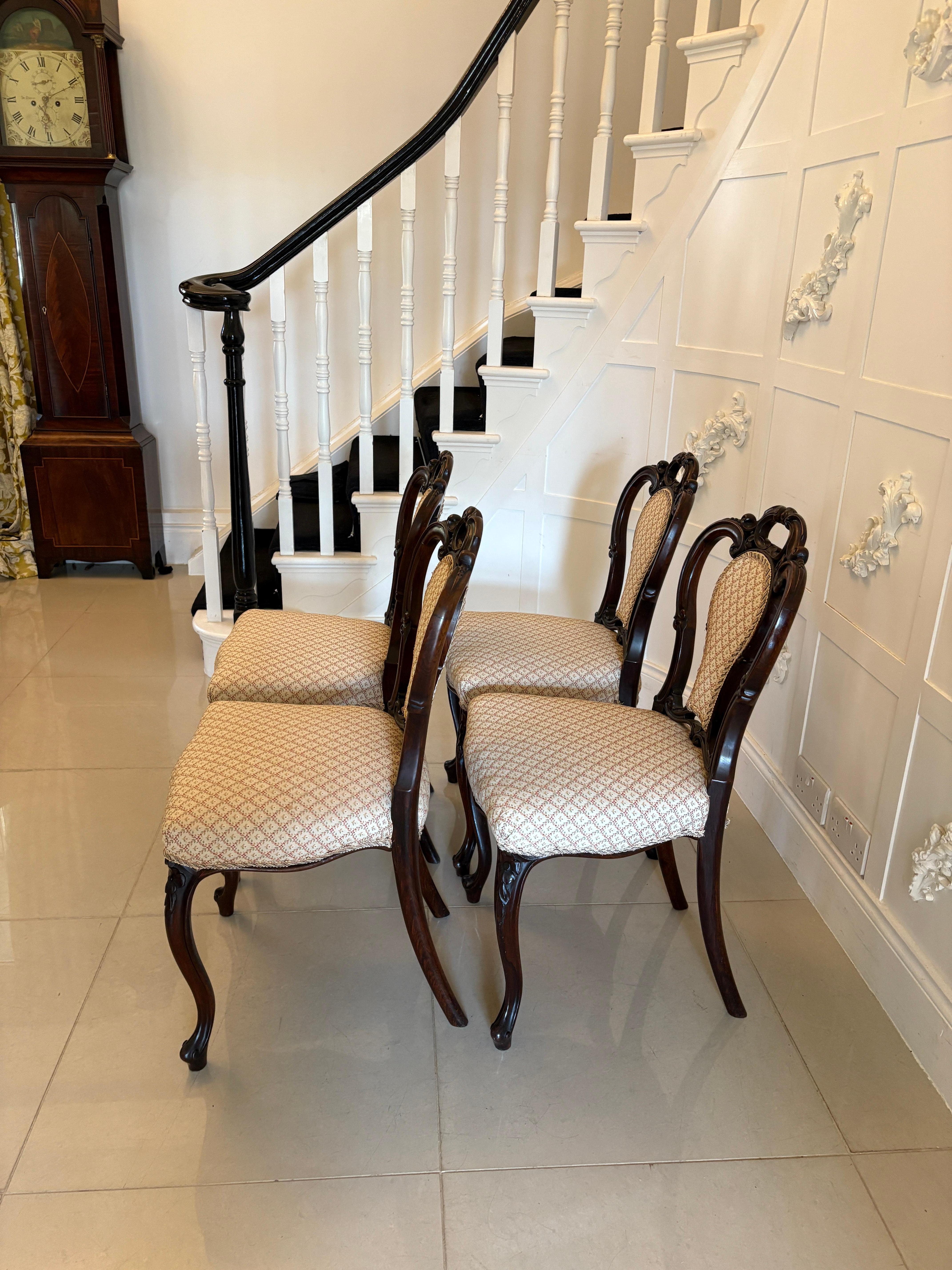 Anglais Ensemble de 4 chaises de salle à manger en palissandre sculpté de l'époque victorienne, de qualité exceptionnelle en vente