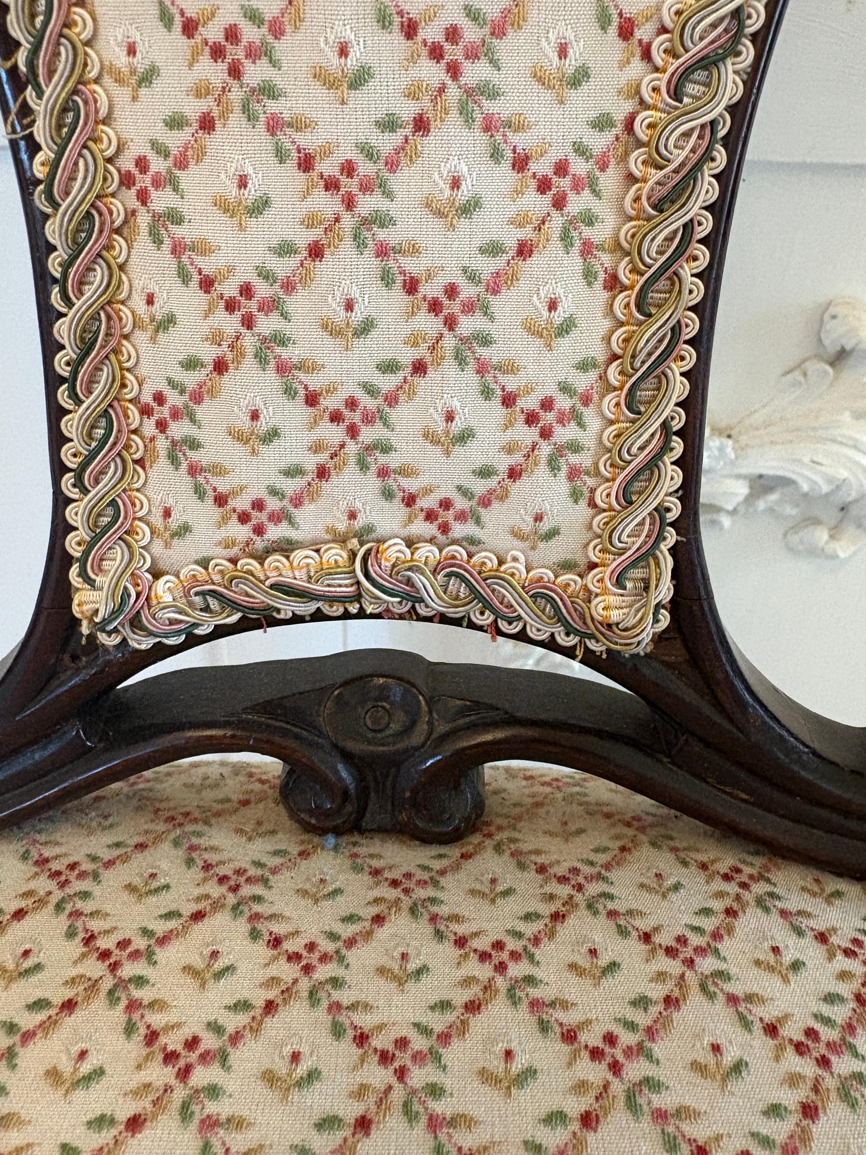 Autre Ensemble de 4 chaises de salle à manger en palissandre sculpté de l'époque victorienne, de qualité exceptionnelle en vente