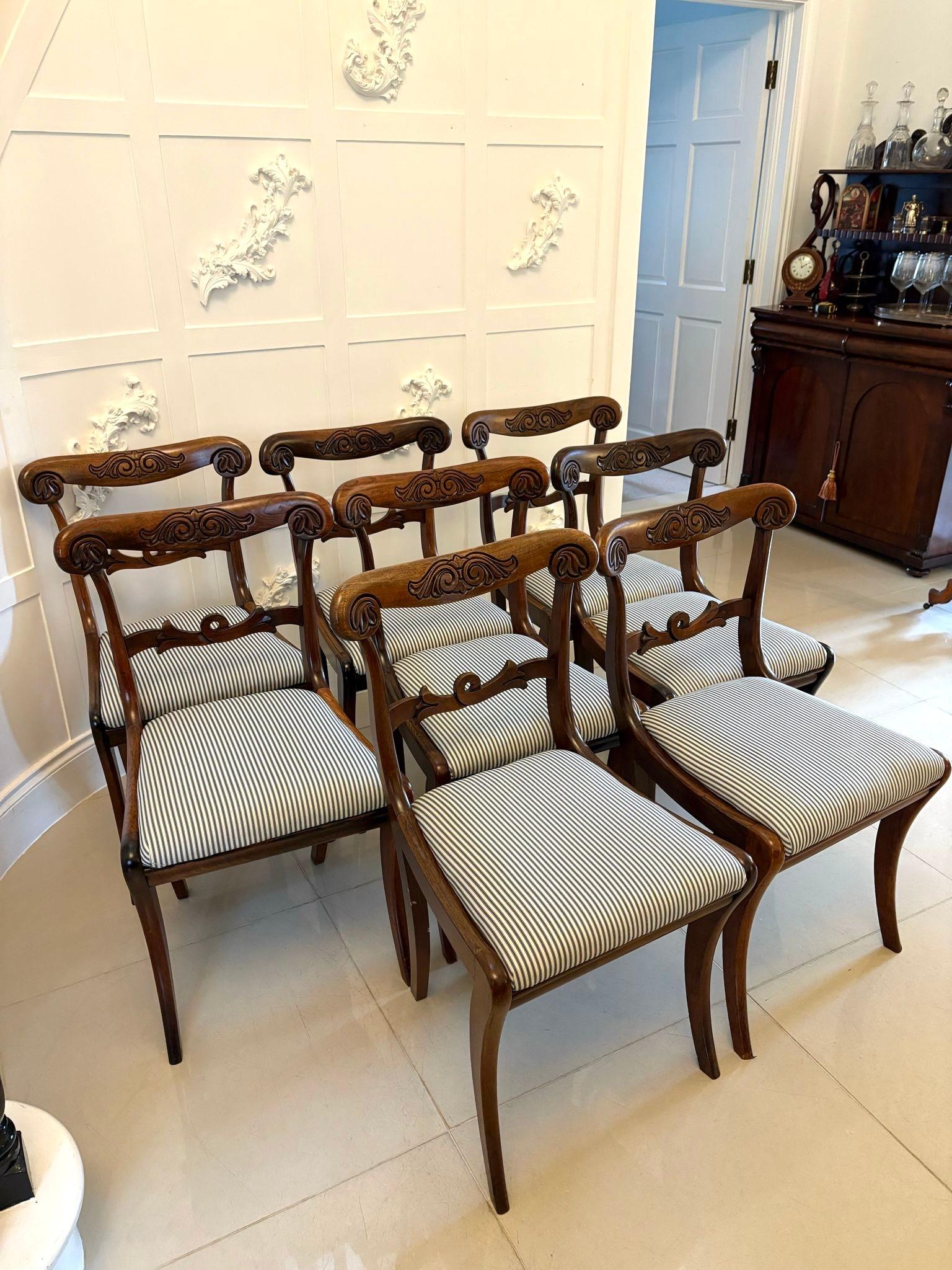 Set di otto sedie da pranzo antiche Regency in legno di palissandro intagliato di qualità eccezionale, con binari superiori in legno di palissandro magnificamente intagliati e stecche centrali sagomate in legno di palissandro intagliato. Le sedute a