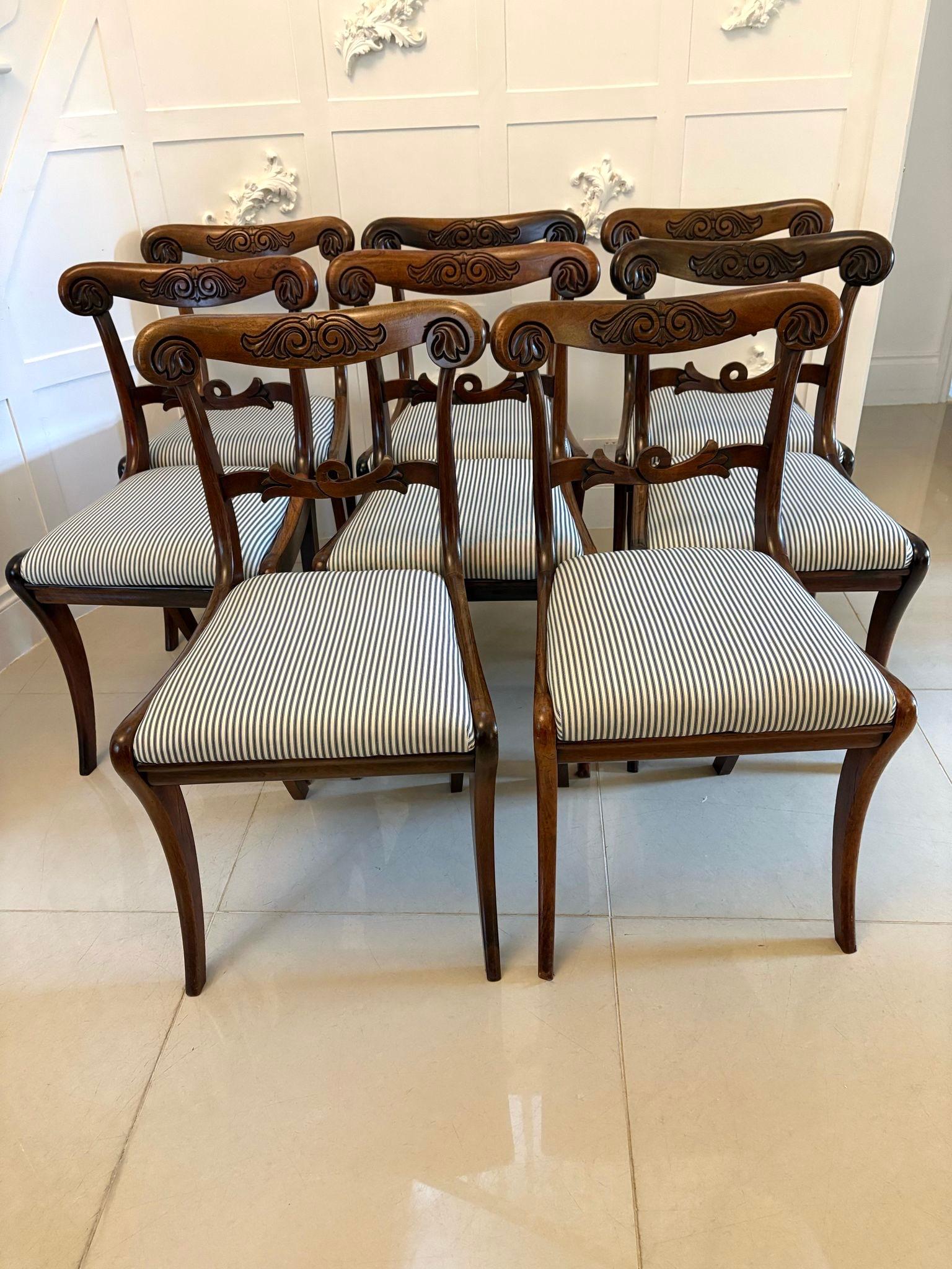 Regency Set di 8 sedie da pranzo antiche in palissandro intagliato di qualità eccezionale in vendita