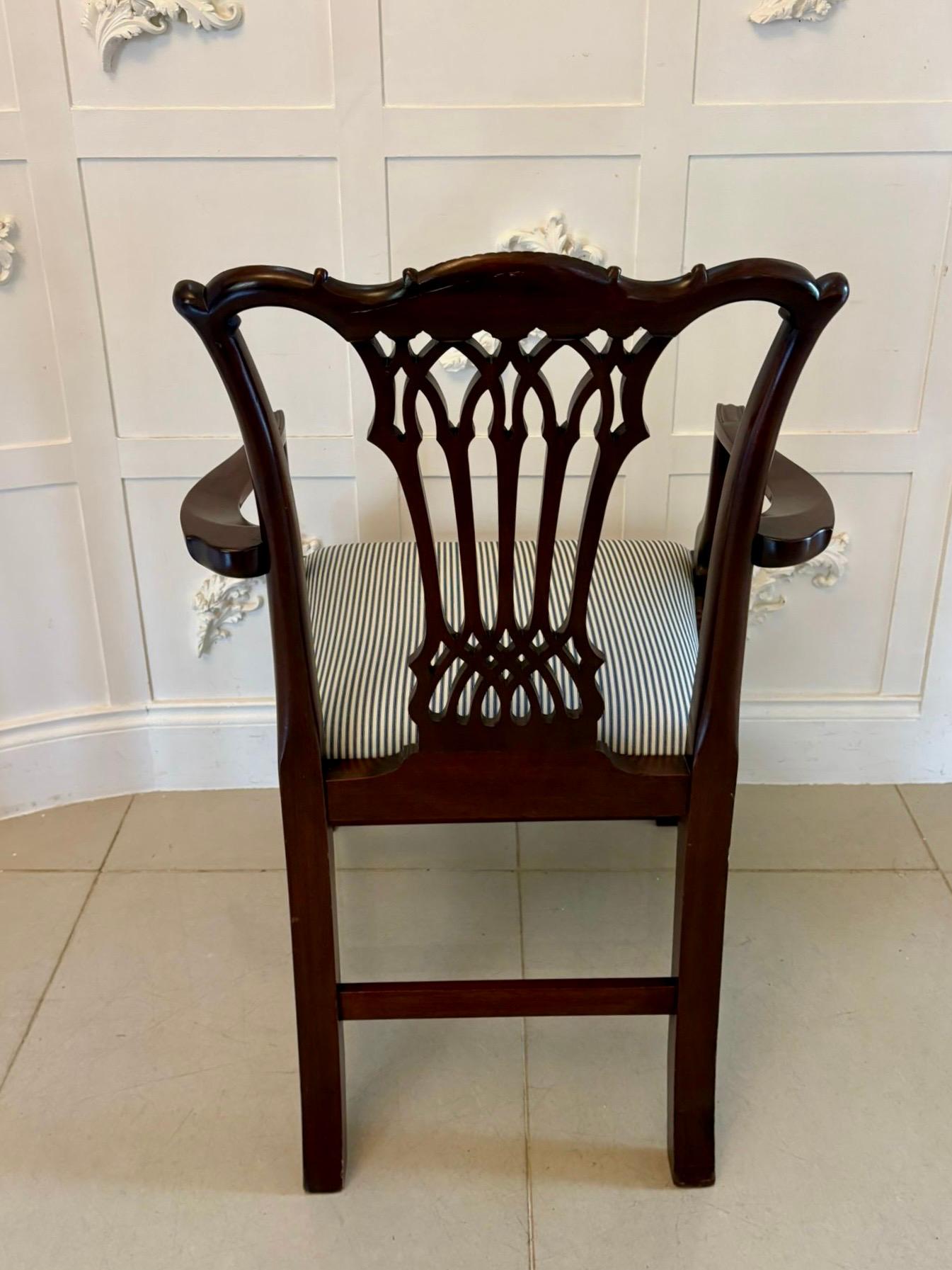 Ensemble exceptionnel de 8 chaises de salle à manger en acajou sculpté de l'époque victorienne, comprenant une paire de chaises coudées et 6 chaises simples. Le dossier est en acajou sculpté et ajouré avec des arcs gothiques, les sièges ont été
