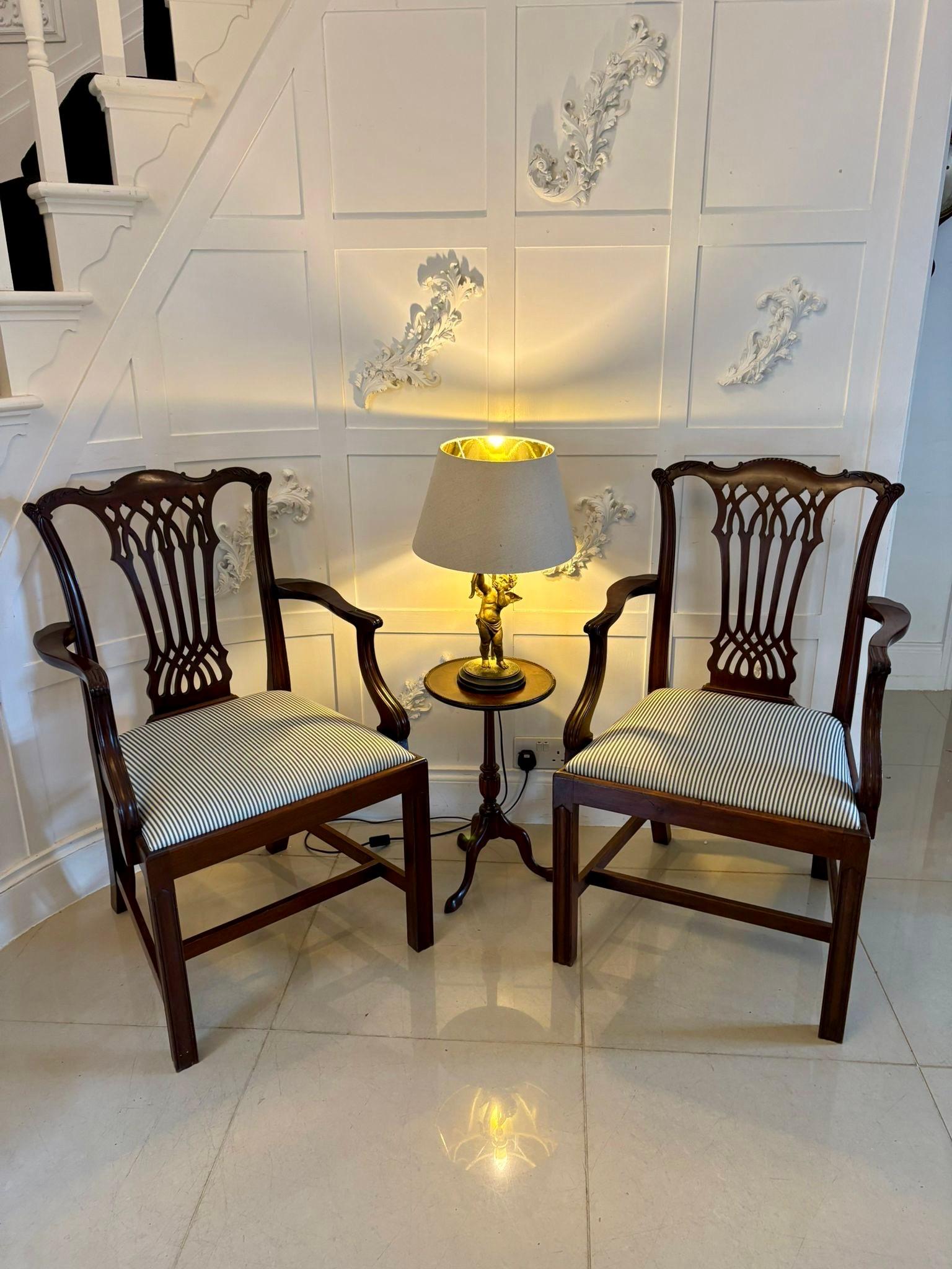 Victorien Ensemble de 8 chaises de salle à manger victoriennes anciennes en acajou sculpté de qualité exceptionnelle en vente