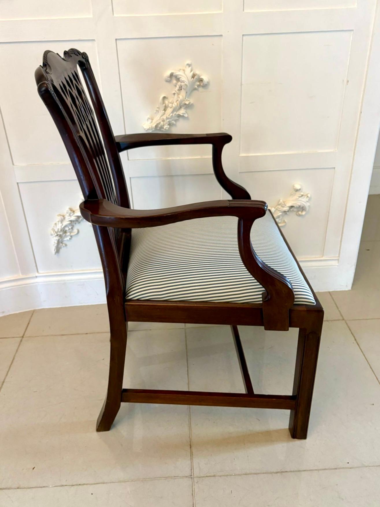 Anglais Ensemble de 8 chaises de salle à manger victoriennes anciennes en acajou sculpté de qualité exceptionnelle en vente