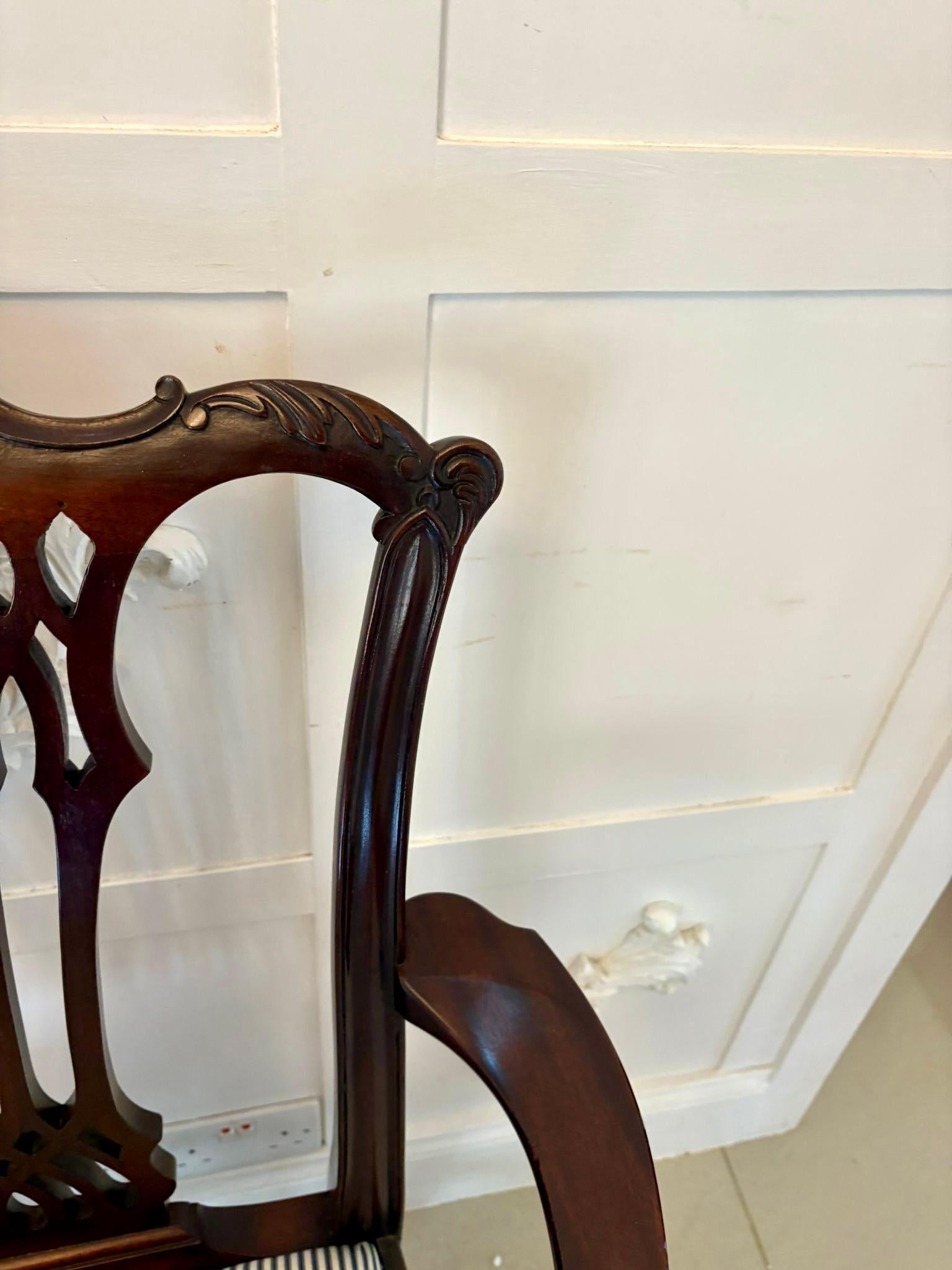 Sculpté Ensemble de 8 chaises de salle à manger victoriennes anciennes en acajou sculpté de qualité exceptionnelle en vente