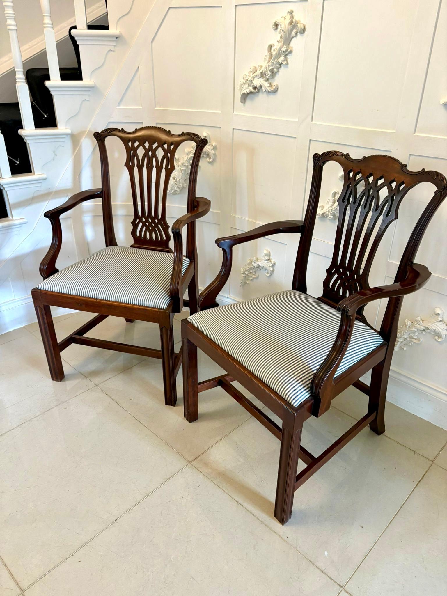 Autre Ensemble de 8 chaises de salle à manger victoriennes anciennes en acajou sculpté de qualité exceptionnelle en vente