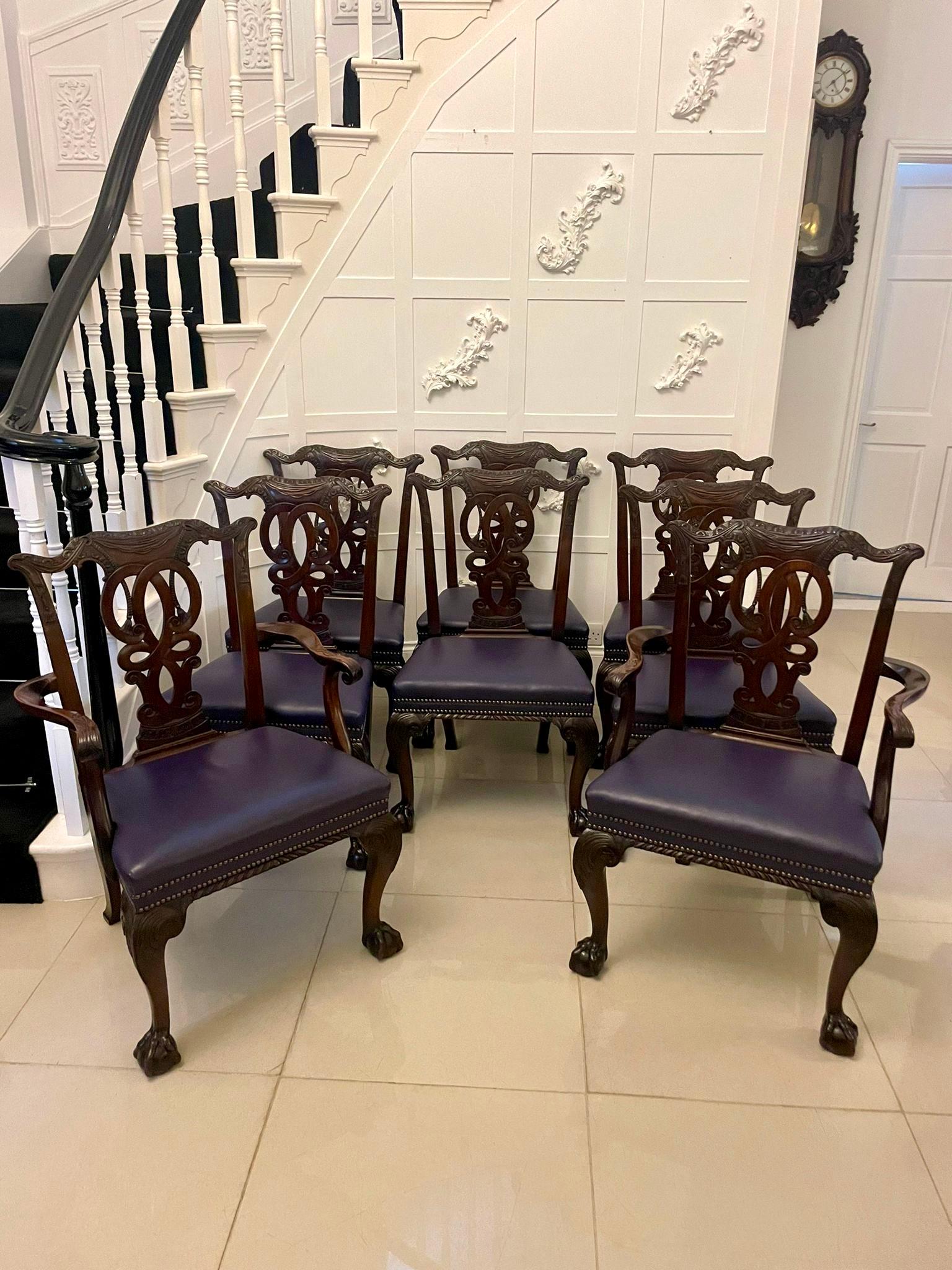 Ensemble exceptionnel de 8 chaises de salle à manger en acajou sculpté de l'époque victorienne, comprenant 6 chaises simples et 2 chaises coudées, avec un magnifique dossier en acajou sculpté avec des volutes, des rubans et des cloches, des sièges