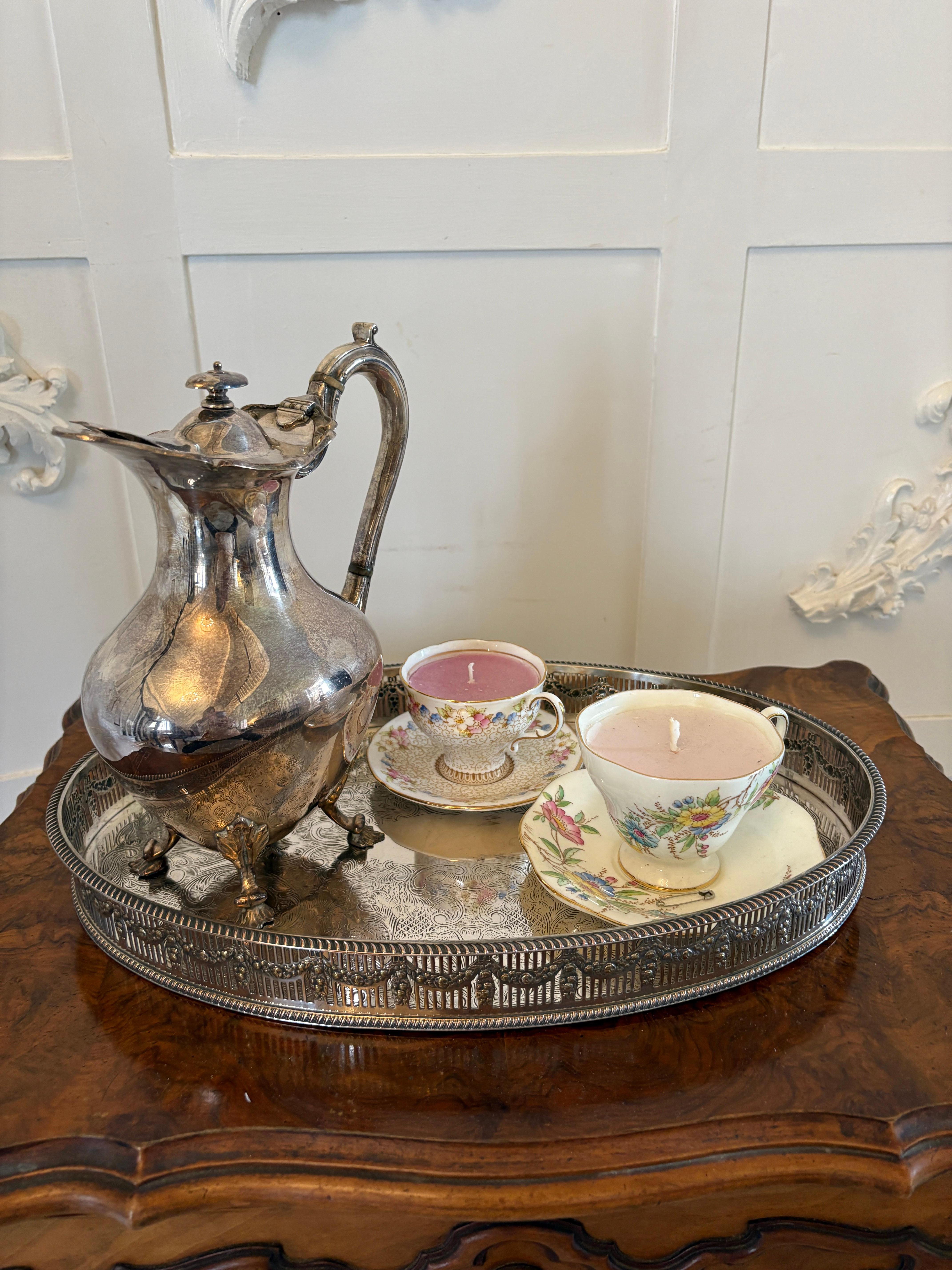 Hervorragende Qualität kleine antike Edwardian versilbert Teetablett mit einem hübschen durchbrochenen Galerie mit Swags und verfügt über herrliche Qualität Gravur auf der Innenseite des ovalen Tablett.

Ein charmantes Beispiel mit wünschenswerten