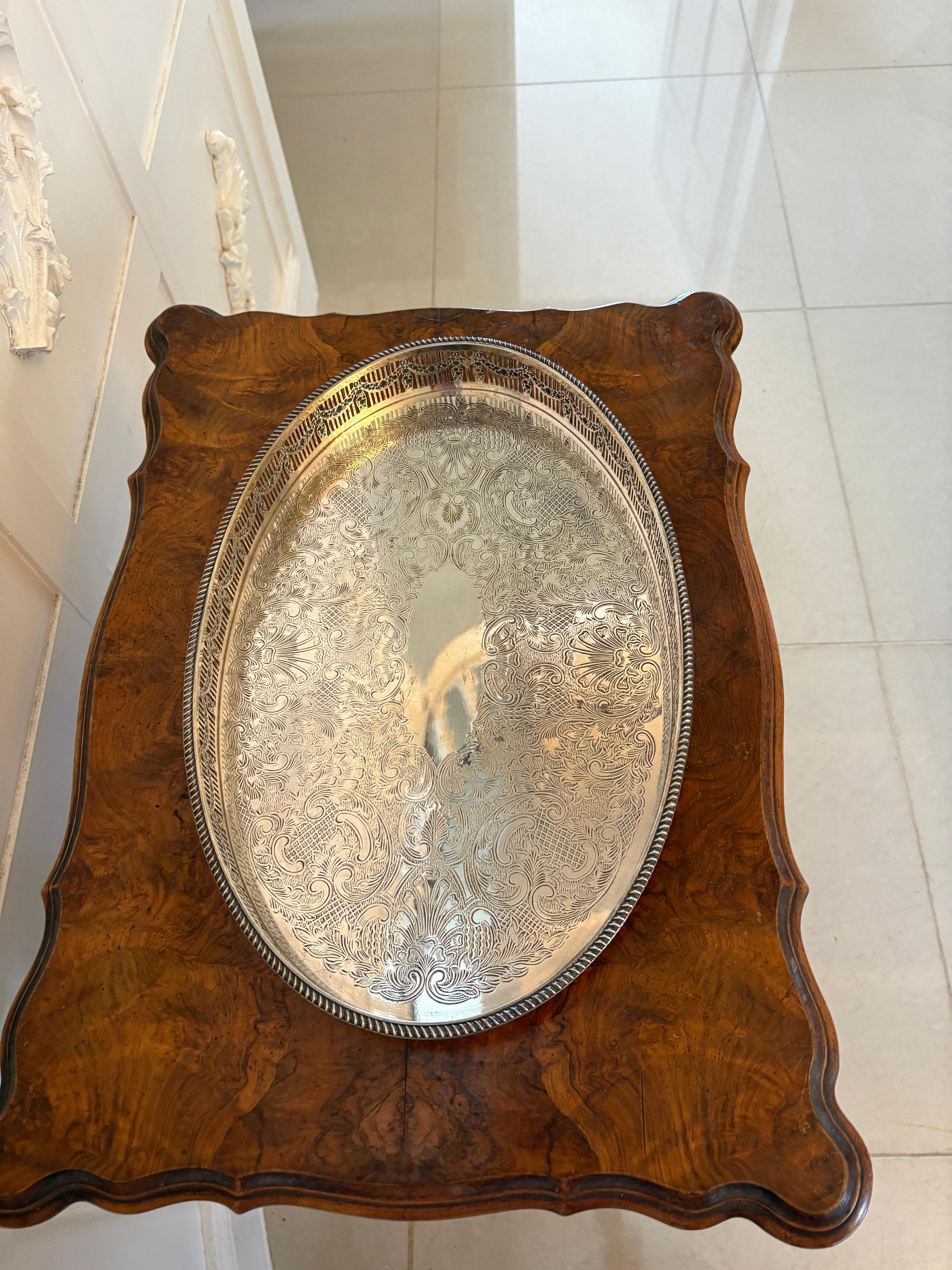 Kleines antikes edwardianisches versilbertes Teetablett von herausragender Qualität (Edwardian) im Angebot