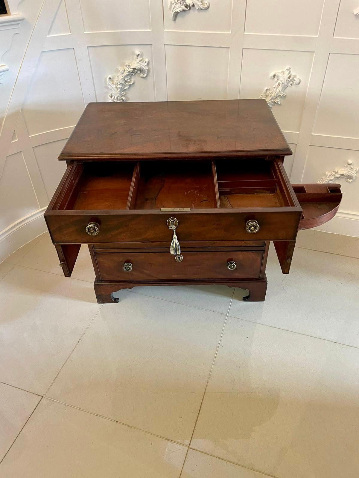 Outstanding Quality Unusual Antique George III Mahogany Bachelor’s Chest For Sale 7