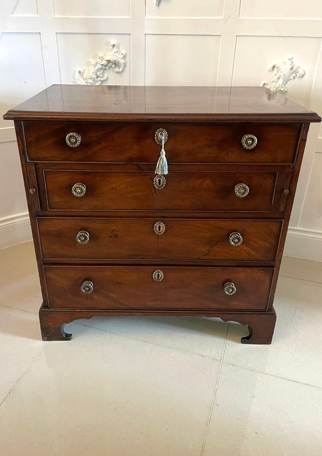 Outstanding quality unusual antique George III mahogany bachelor's chest having a magnificent quality figured mahogany top with a moulded edge above four figured mahogany cockbeeded oak lined drawers with brass handles, attractive escutcheons and