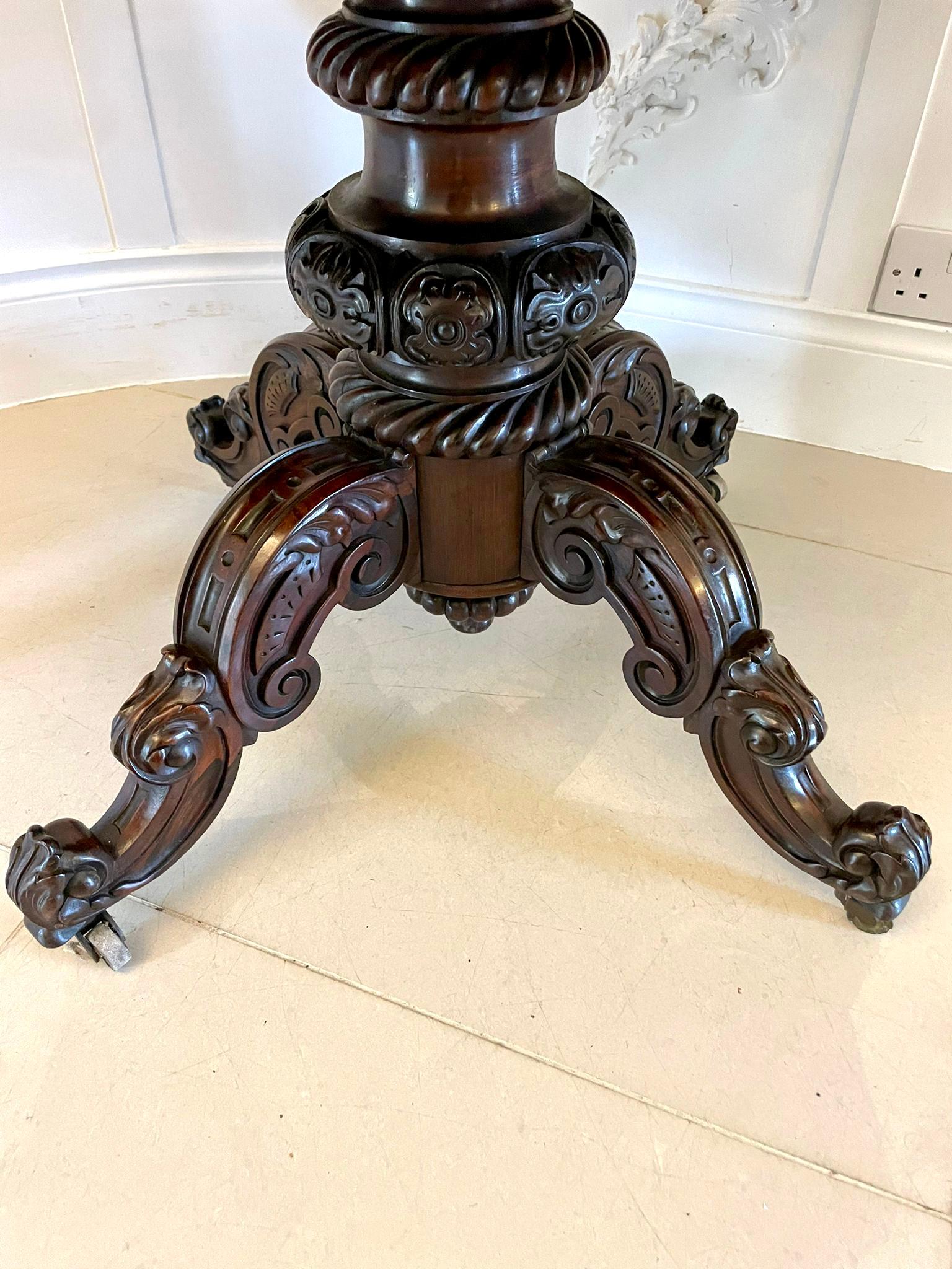 Table de canapé victorienne en bois de rose sculpté de qualité exceptionnelle en vente 7