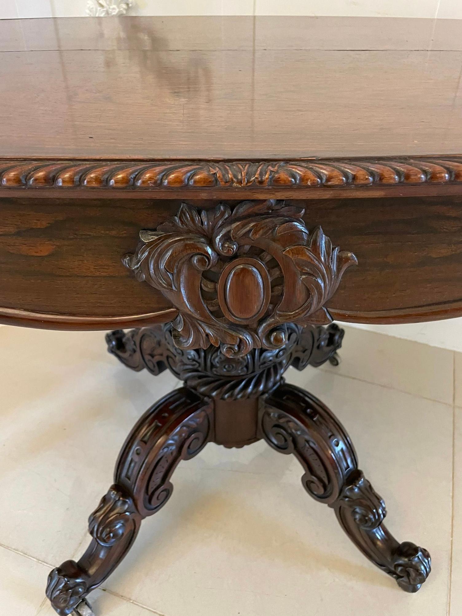 Table de canapé victorienne en bois de rose sculpté de qualité exceptionnelle en vente 8