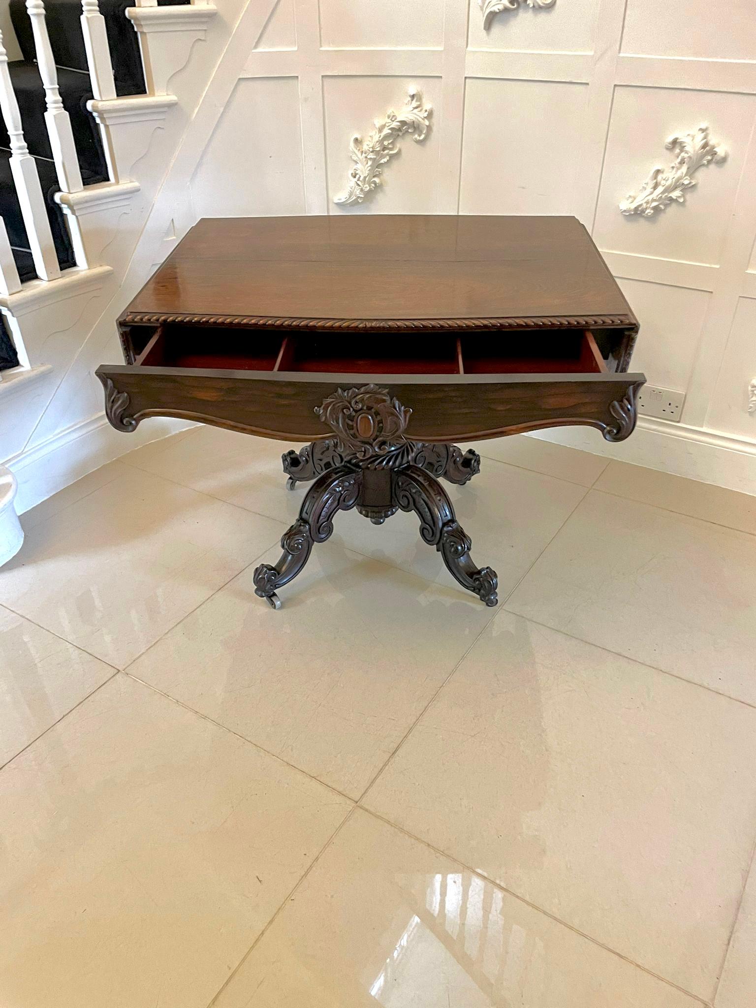 Table de canapé victorienne en bois de rose sculpté de qualité exceptionnelle Bon état - En vente à Suffolk, GB