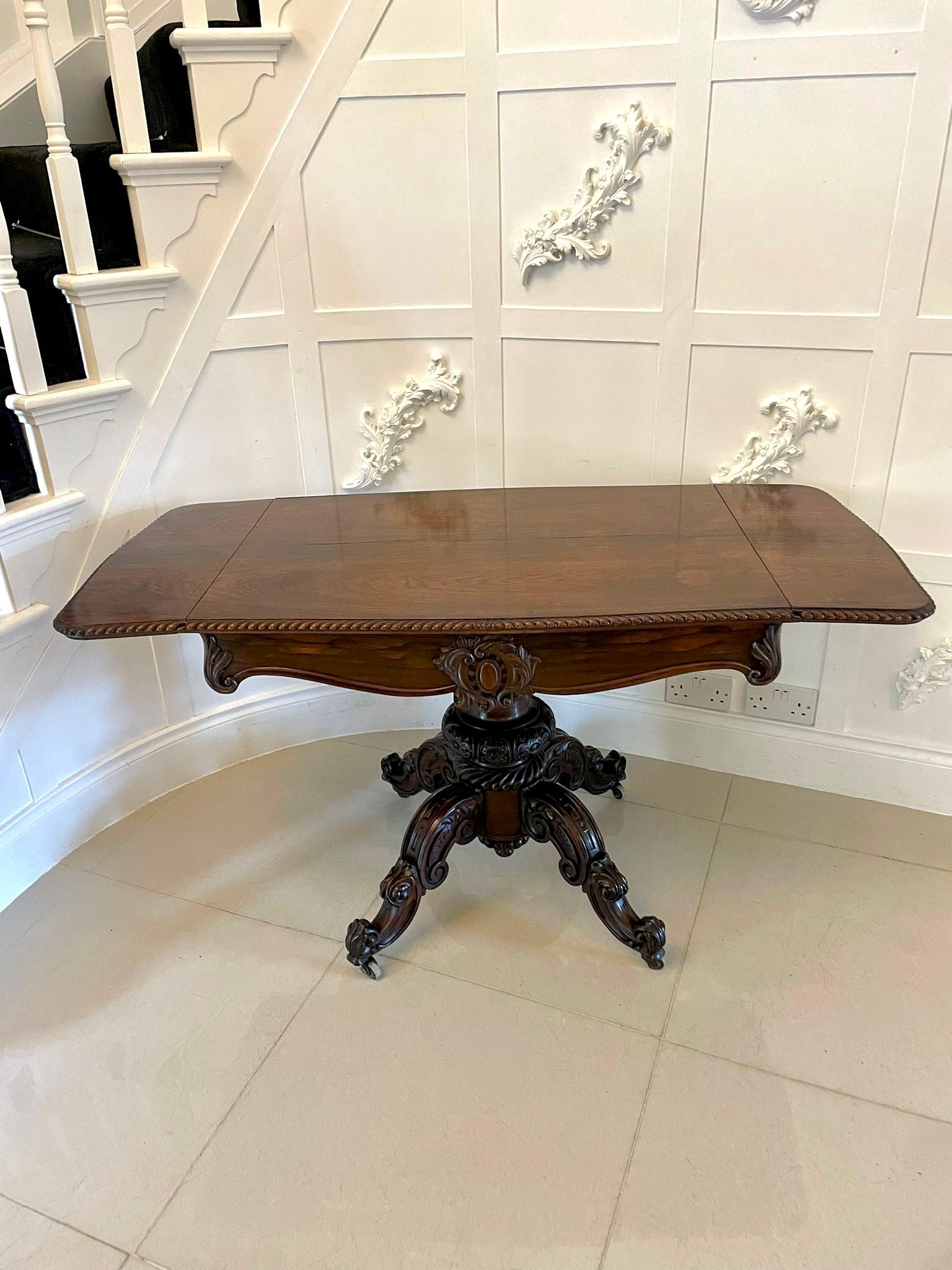 XIXe siècle Table de canapé victorienne en bois de rose sculpté de qualité exceptionnelle en vente