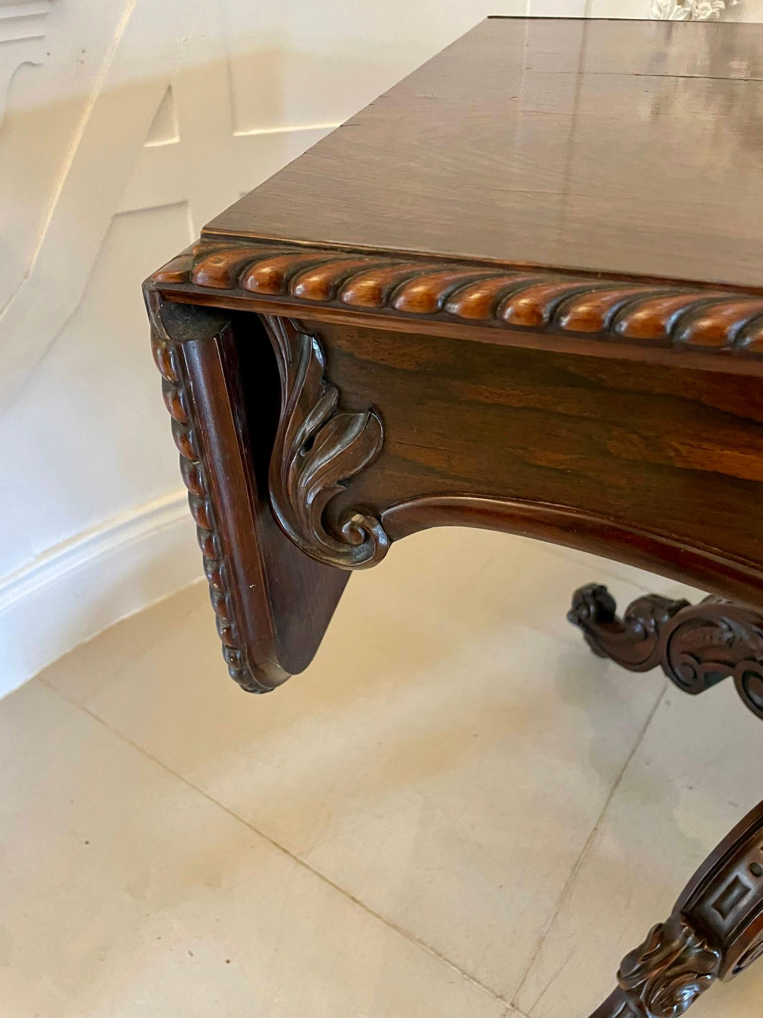 Table de canapé victorienne en bois de rose sculpté de qualité exceptionnelle en vente 2