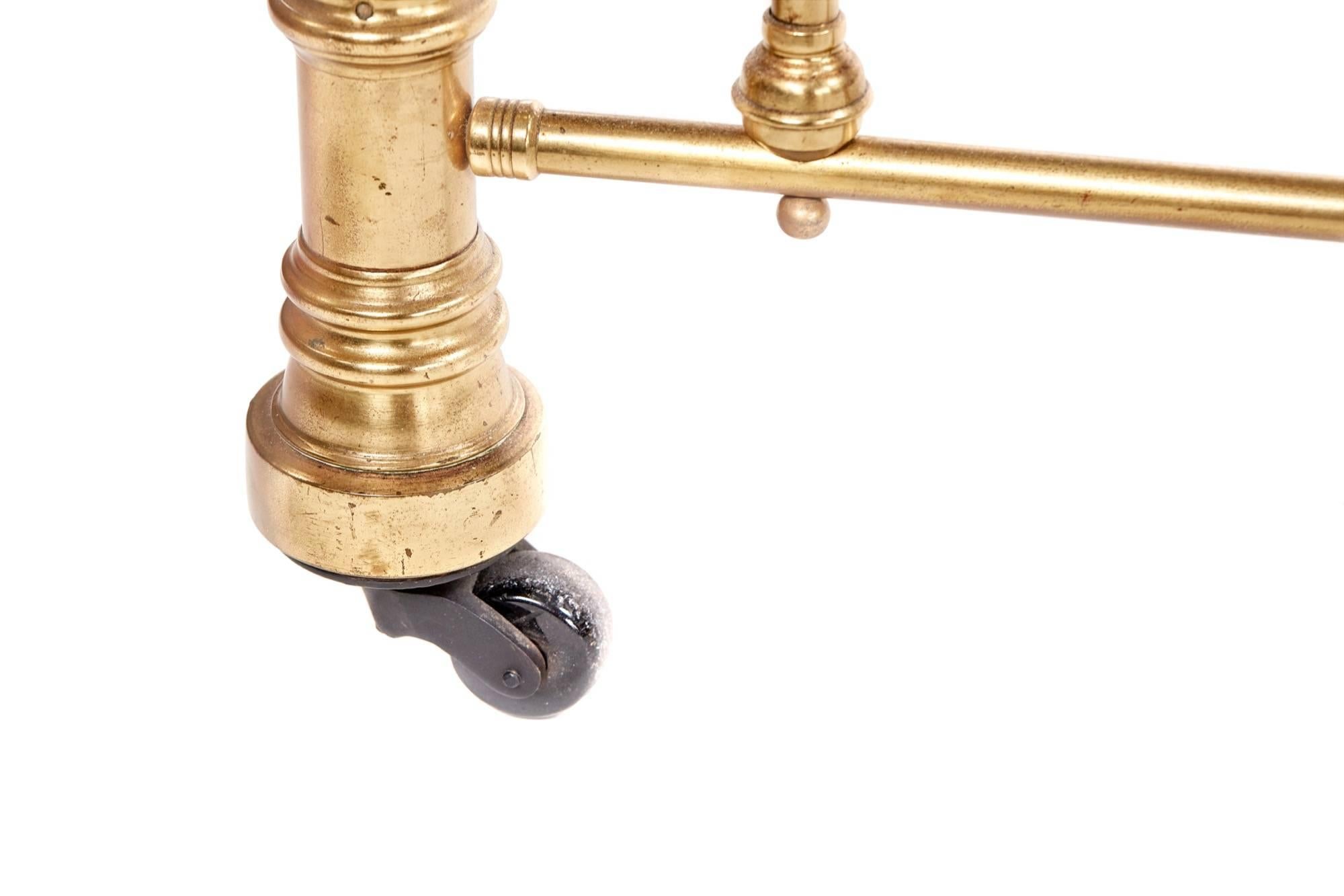 Outstanding quality Victorian 5ft king-size brass bed by Maple & Co, with brass rails, knobs, collards and original castors, a super strong quality bed in original condition
Measures: 60