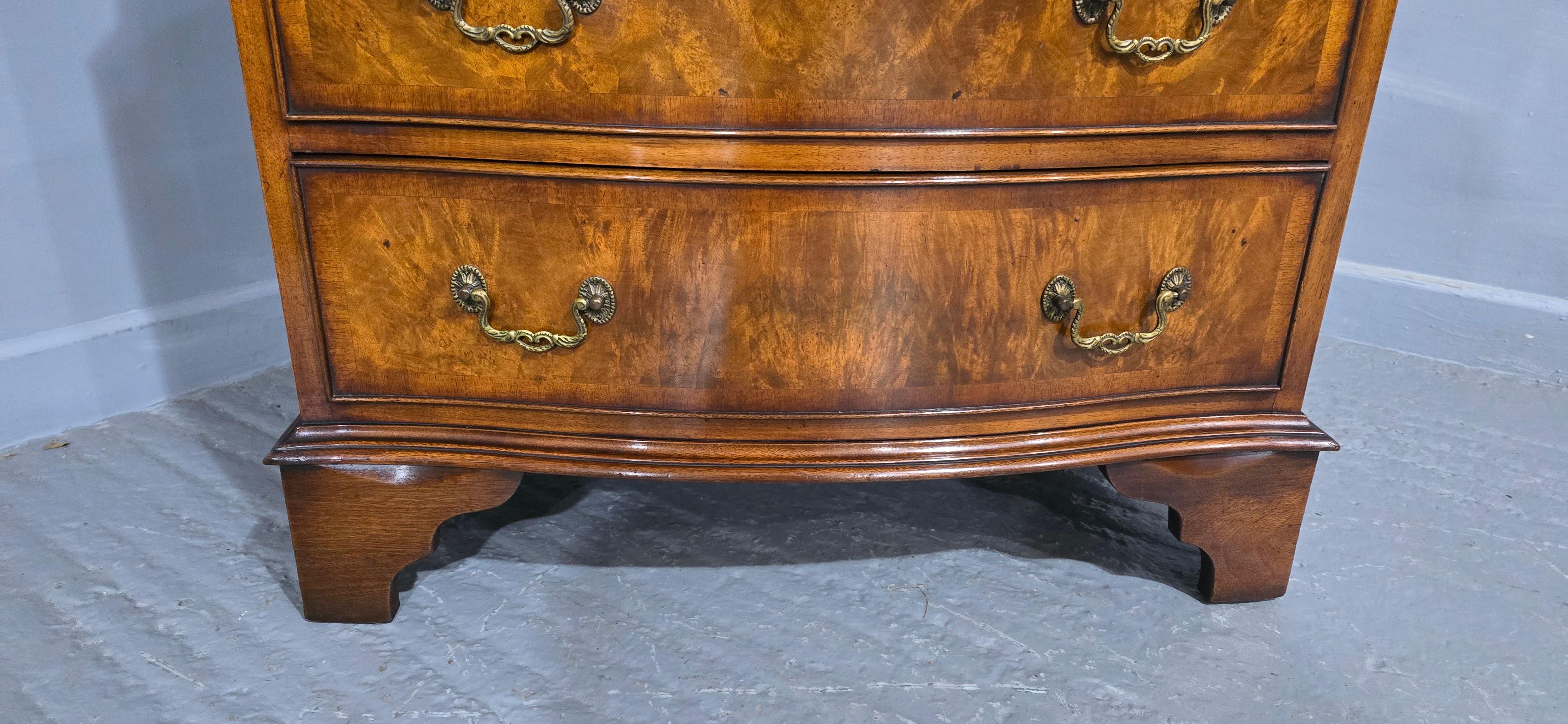 Magnifique commode à tiroirs en ronce de noyer Queen Anne en vente 3