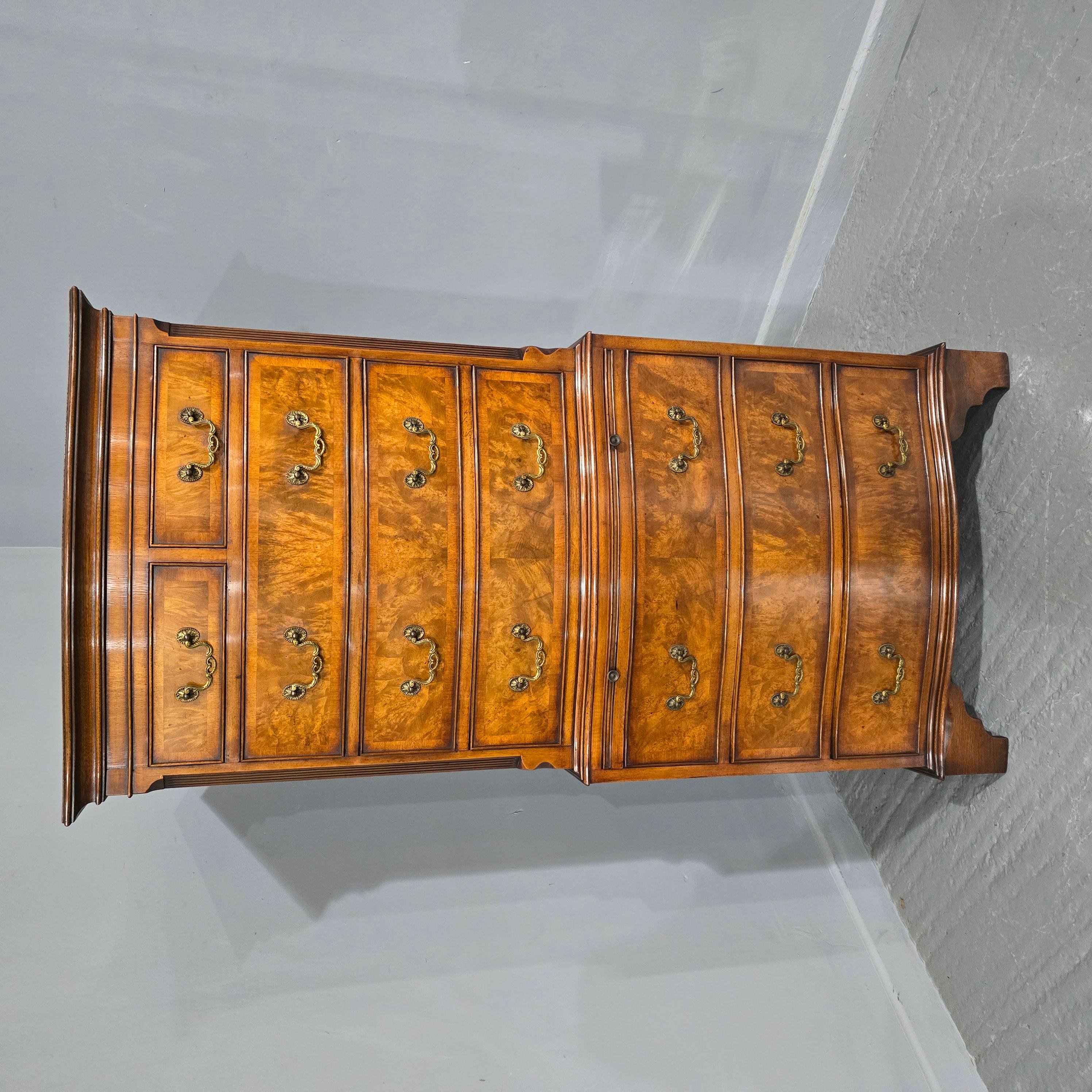 Superbe commode à huit tiroirs en ronce de noyer de style Queen Anne, avec glissière de brossage et poignées en col de cygne en laiton, d'une excellente couleur et d'un état général remarquable.

60
