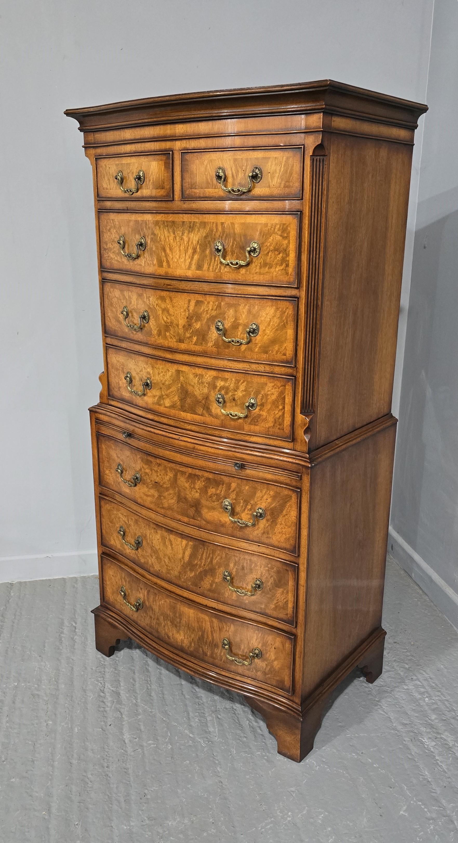 Anglais Magnifique commode à tiroirs en ronce de noyer Queen Anne en vente