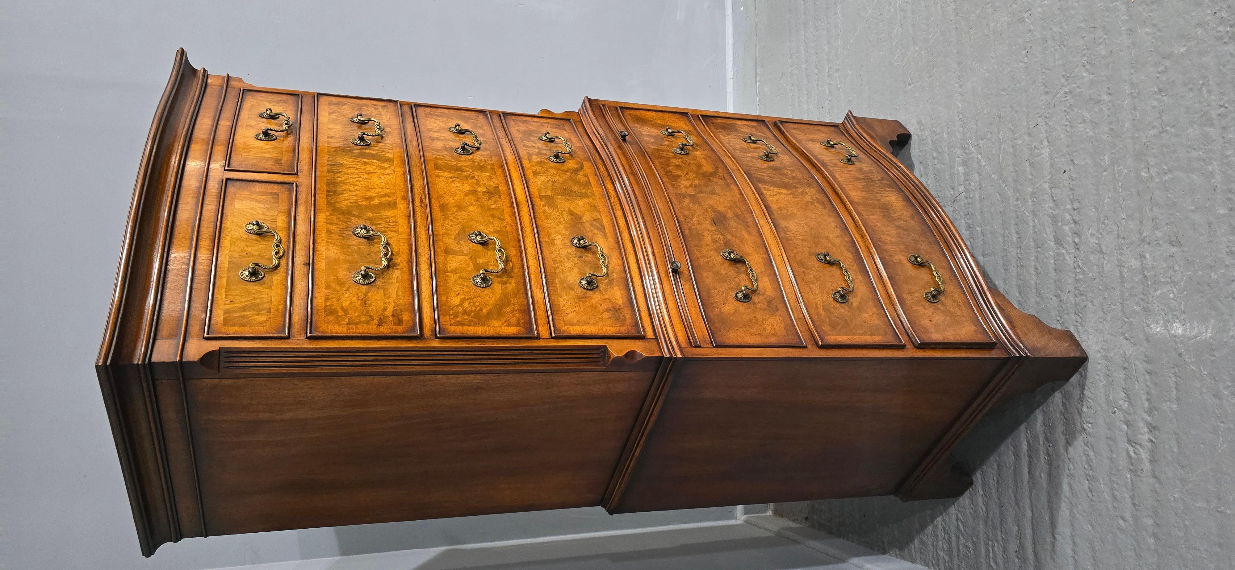 Placage Magnifique commode à tiroirs en ronce de noyer Queen Anne en vente