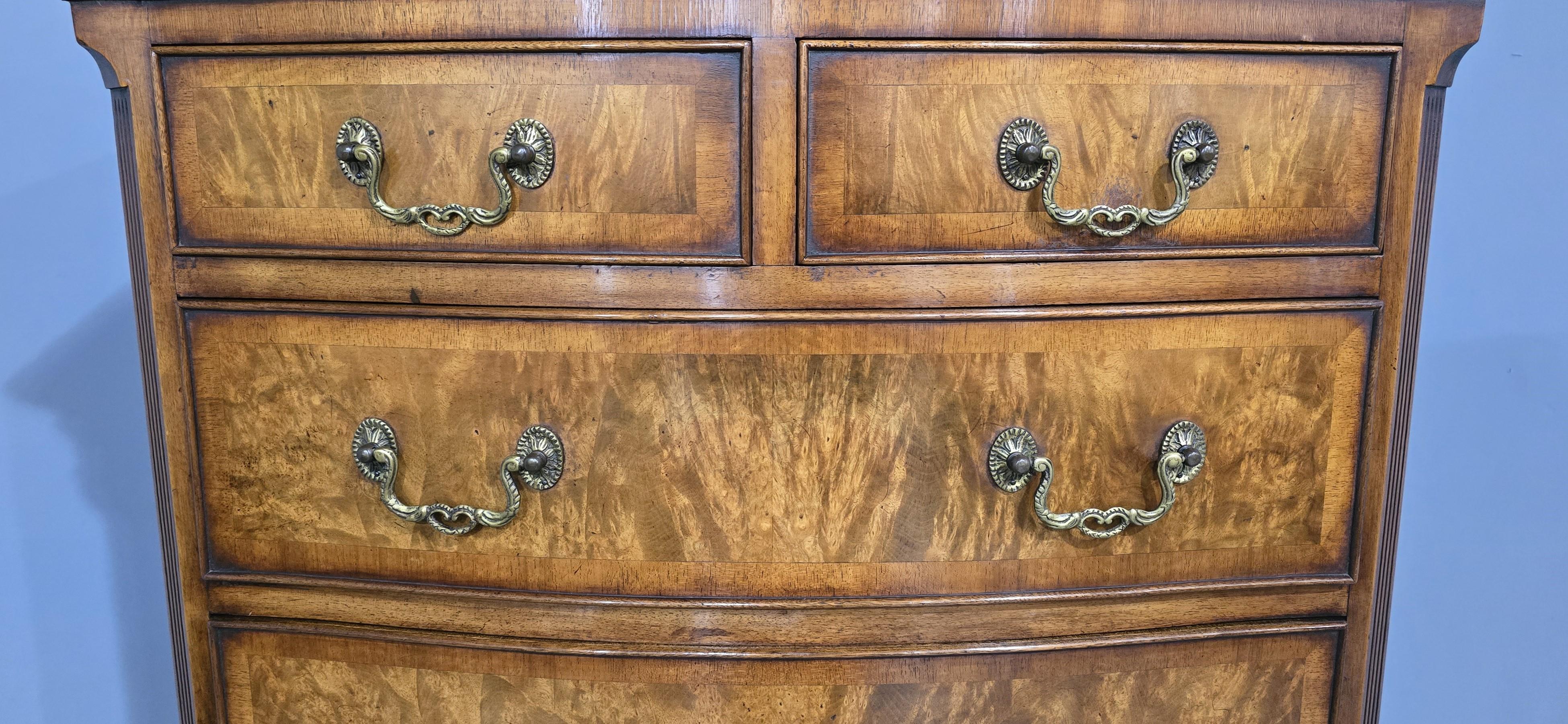 Magnifique commode à tiroirs en ronce de noyer Queen Anne Bon état - En vente à Swadlincote, GB