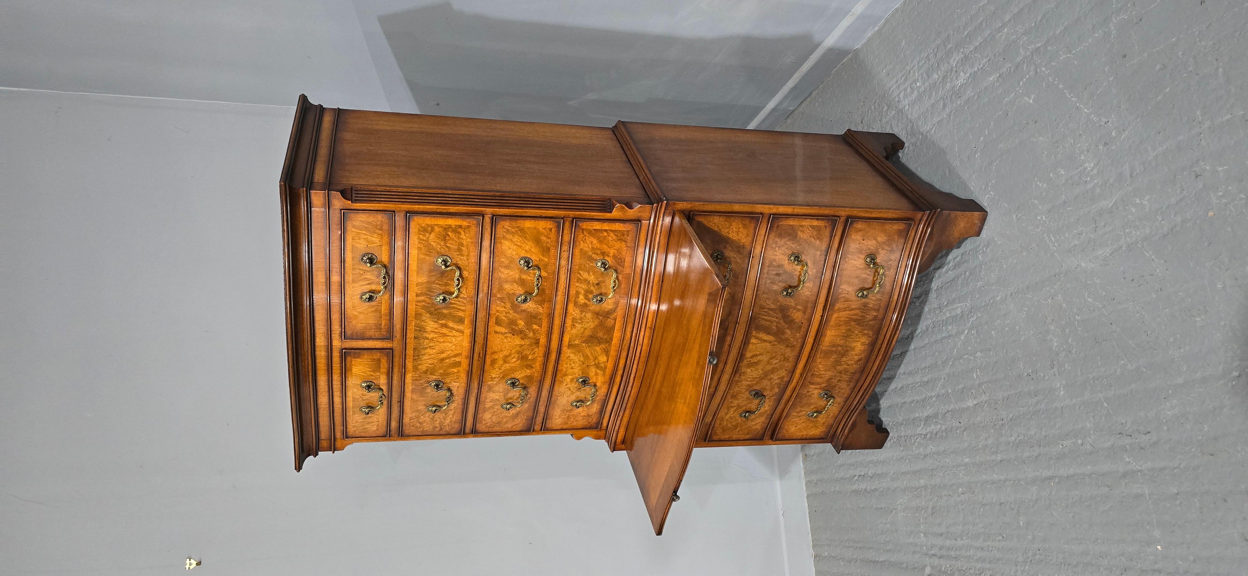 20ième siècle Magnifique commode à tiroirs en ronce de noyer Queen Anne en vente