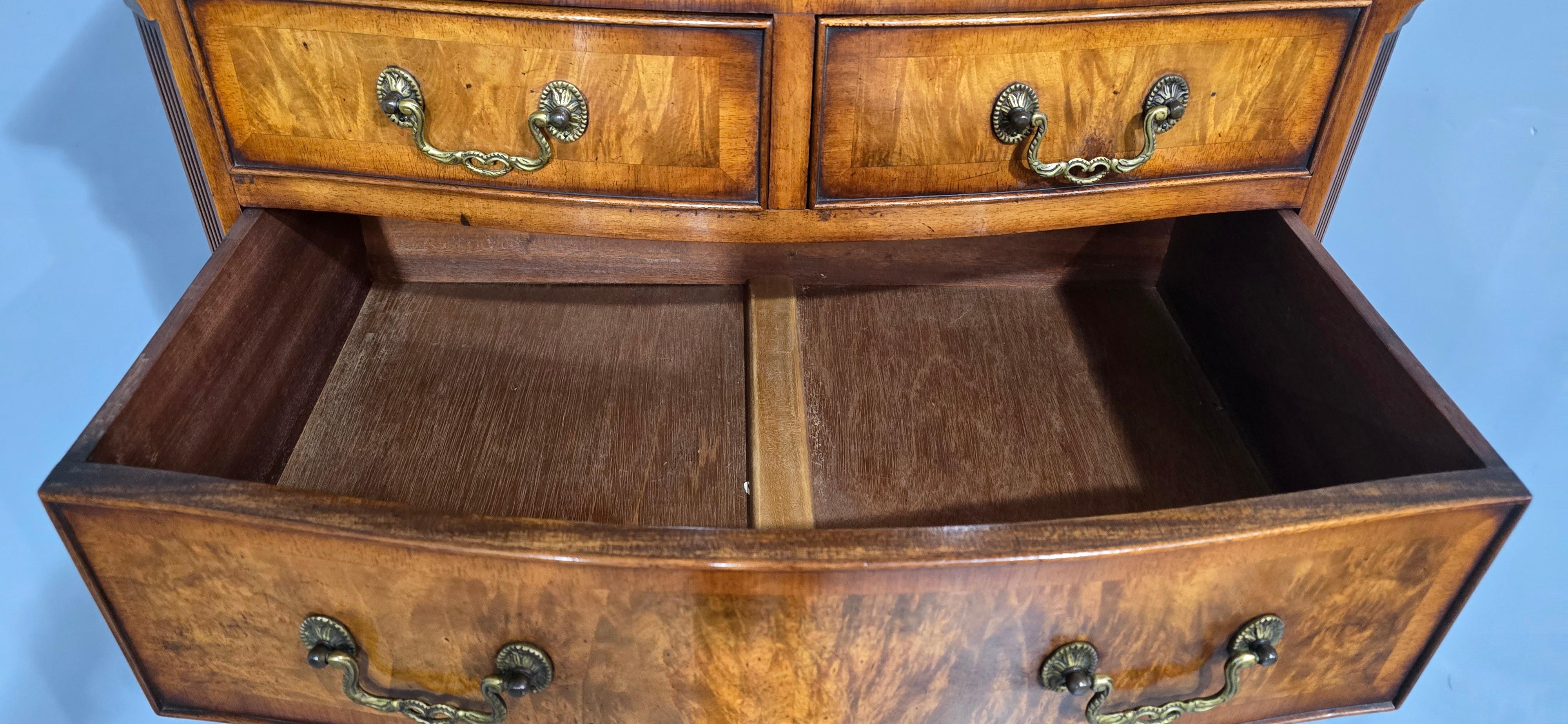 Magnifique commode à tiroirs en ronce de noyer Queen Anne en vente 1