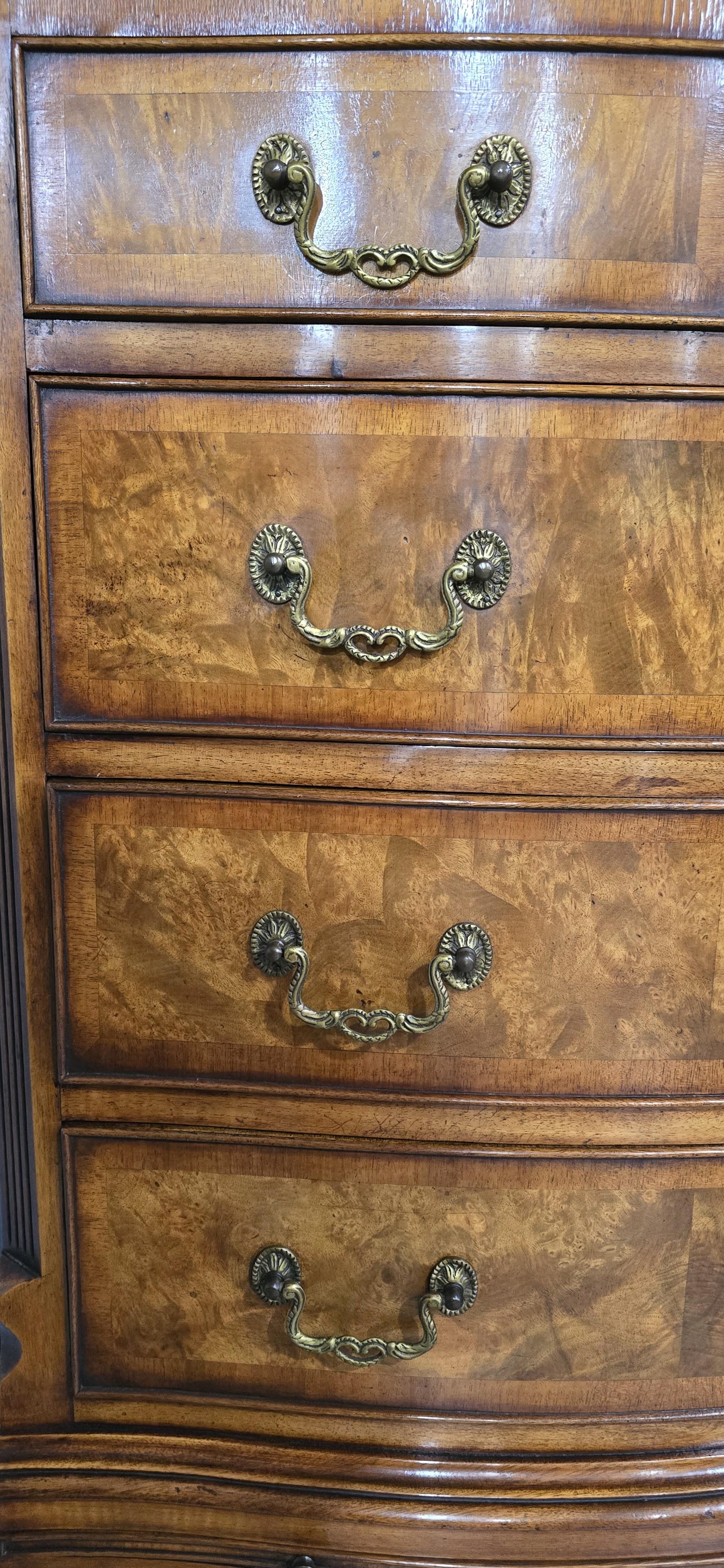 Magnifique commode à tiroirs en ronce de noyer Queen Anne en vente 2