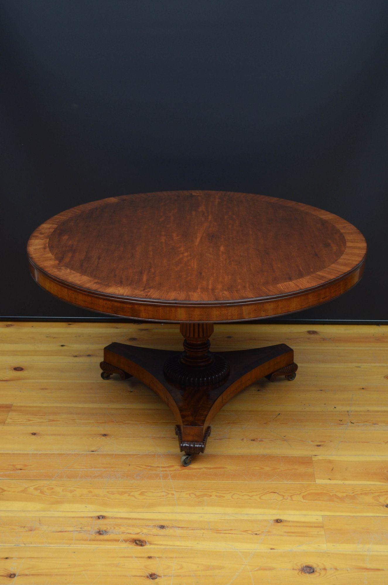 J028 Superb Regency mahogany dining table / centre table, having figured mahogany top with rosewood crossbanded and reeded edge above tapered fluted column terminating in fluted collar and trefoil base with rosewood crossbanding to the edge, all