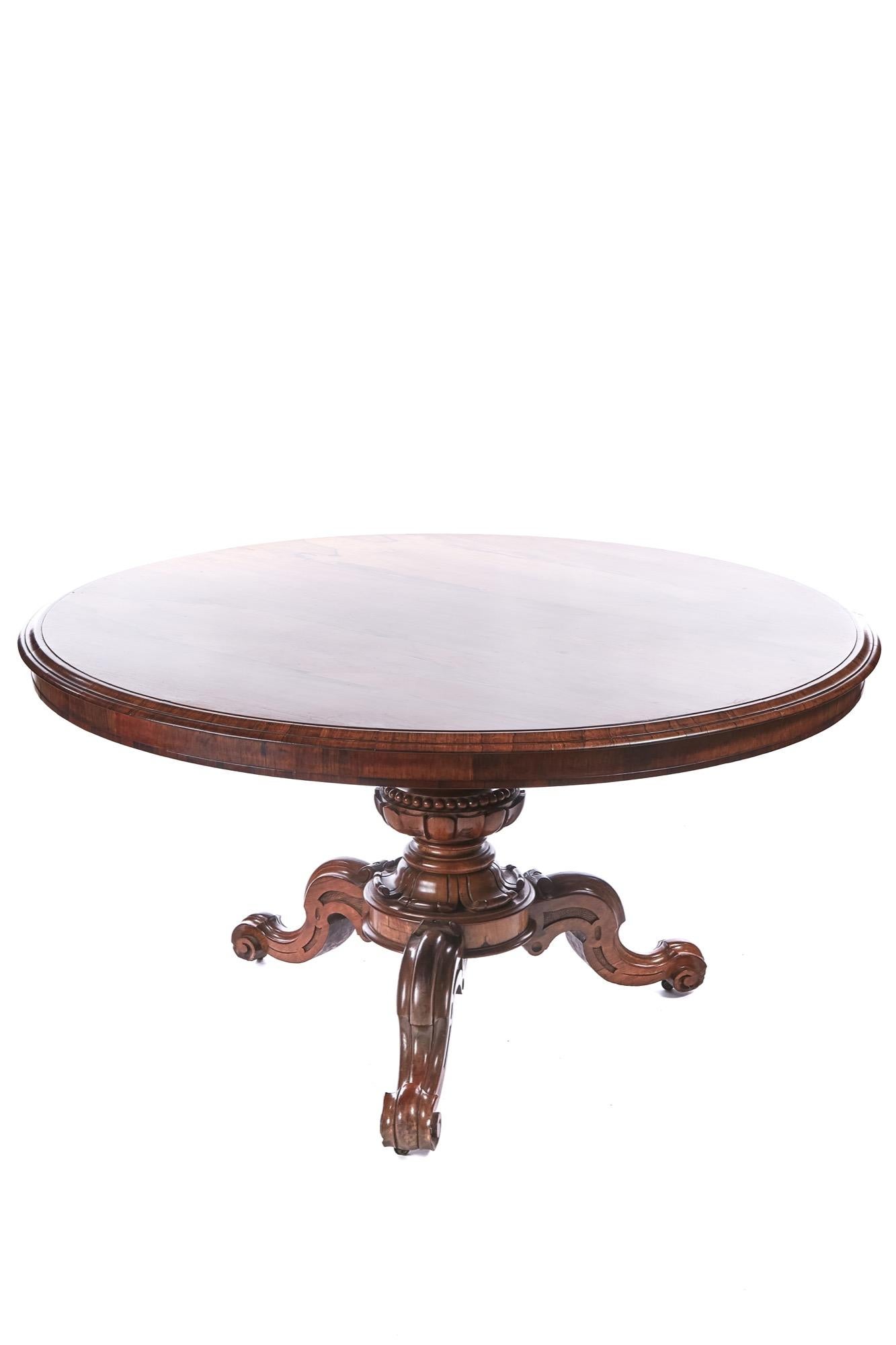 Outstanding rosewood William IV round centre table having an outstanding rosewood top with a shaped edge, raised on a lovely shaped carved reeded column standing on 3 shaped carved solid rosewood cabriole legs with original casters.
Fantastic color