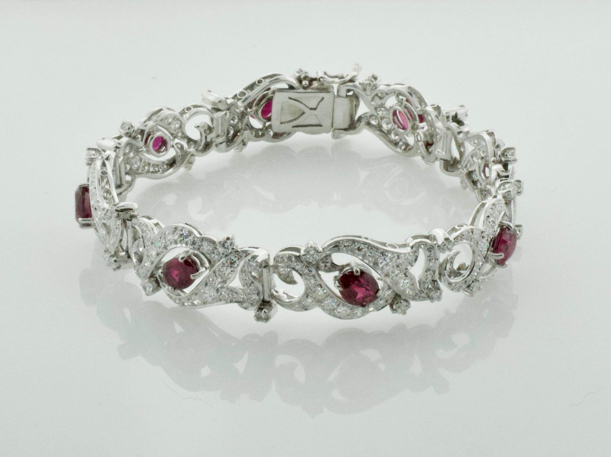 Outstanding Ruby and Diamond Bracelet circa 1940s in Platinum In Excellent Condition In Wailea, HI