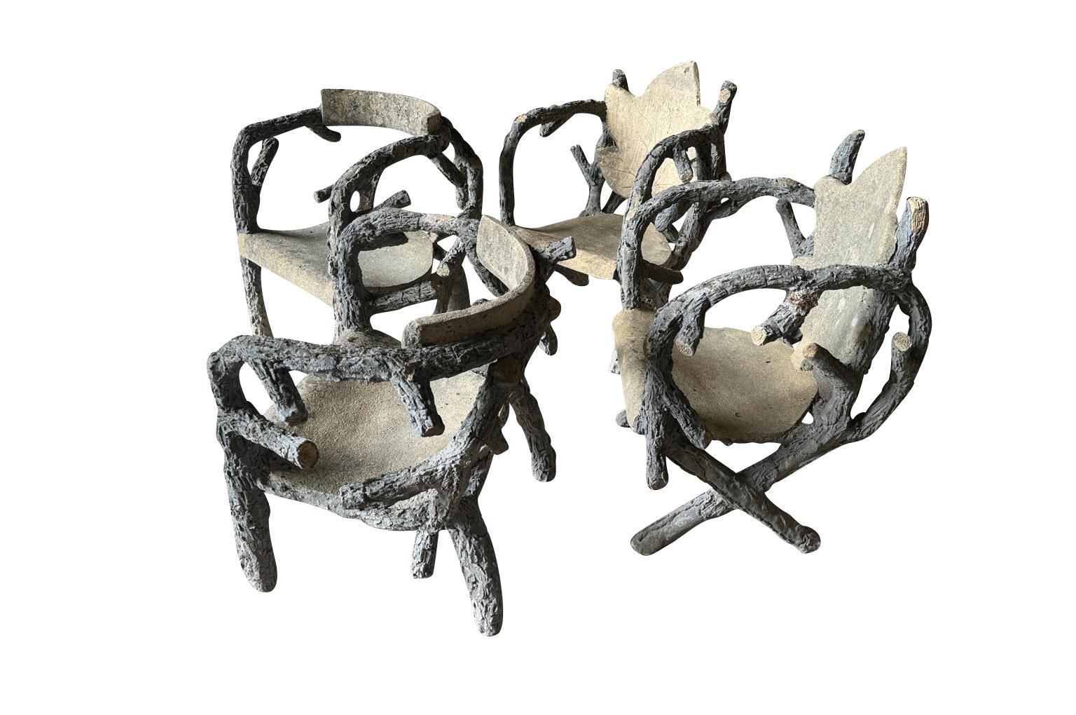 Magnifique ensemble de 4 chaises de jardin françaises en faux bois Bon état - En vente à Round Top, TX