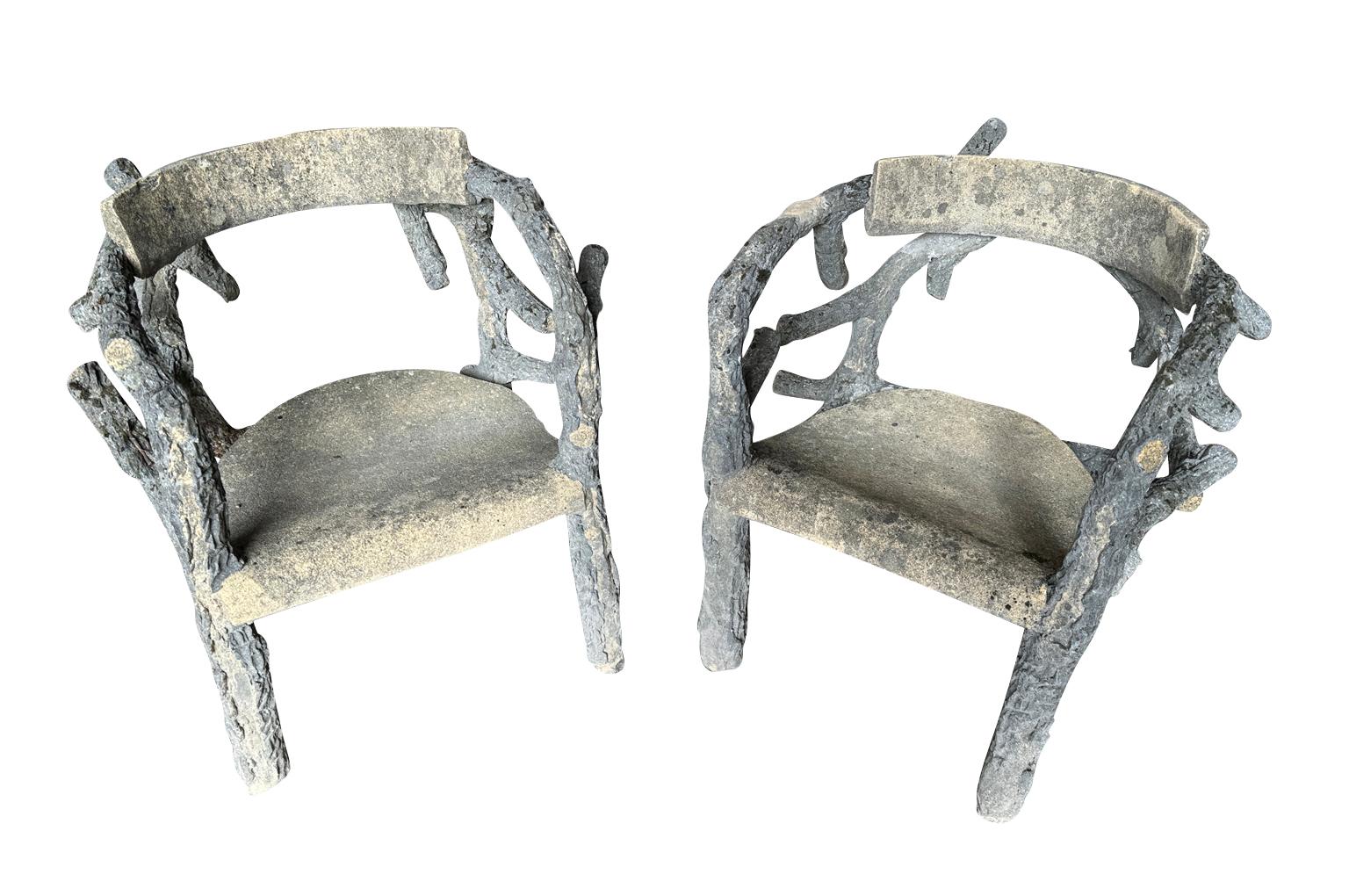 Magnifique ensemble de 4 chaises de jardin françaises en faux bois en vente 3