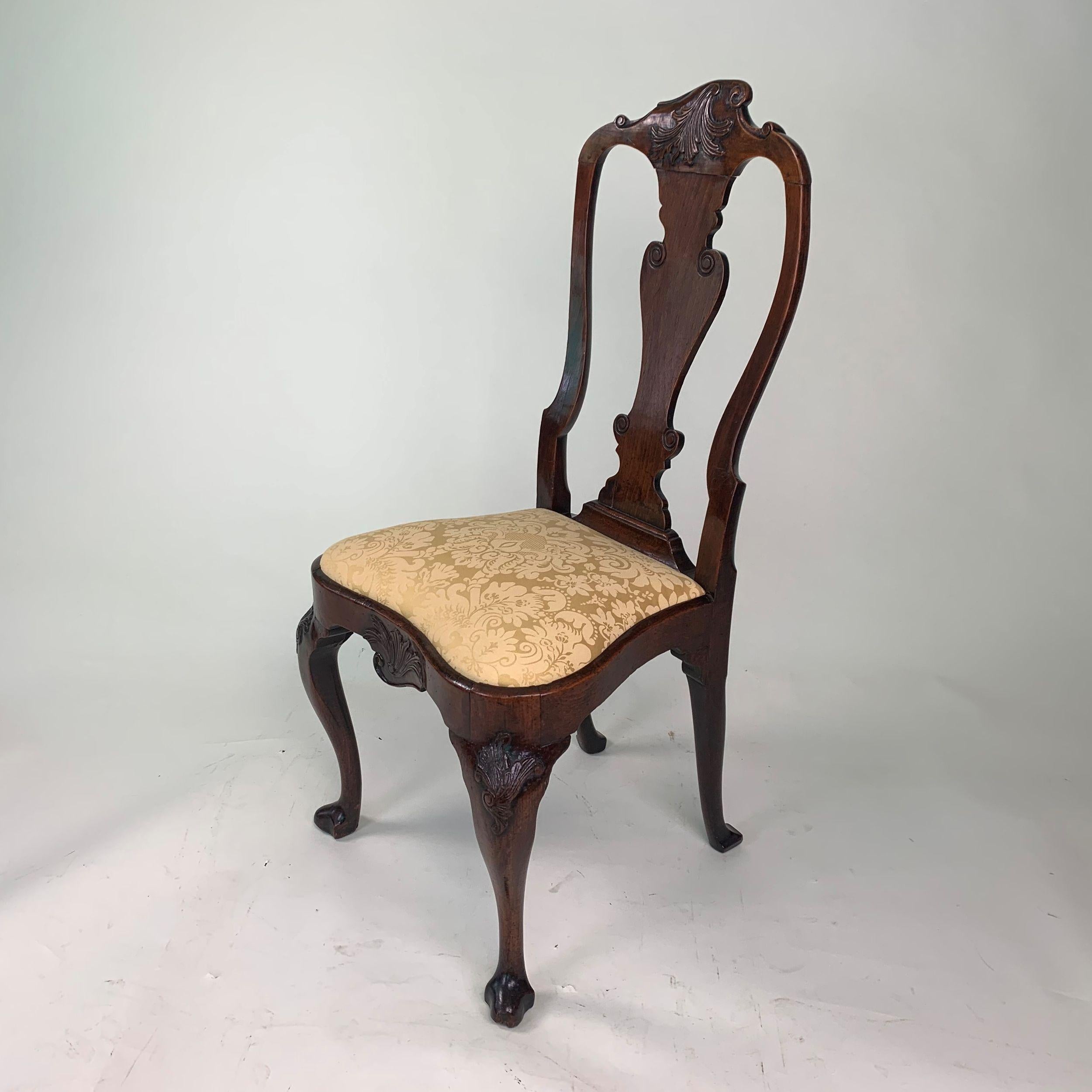XVIIIe siècle Remarquable ensemble de six chaises de salle à manger en noyer George II en vente