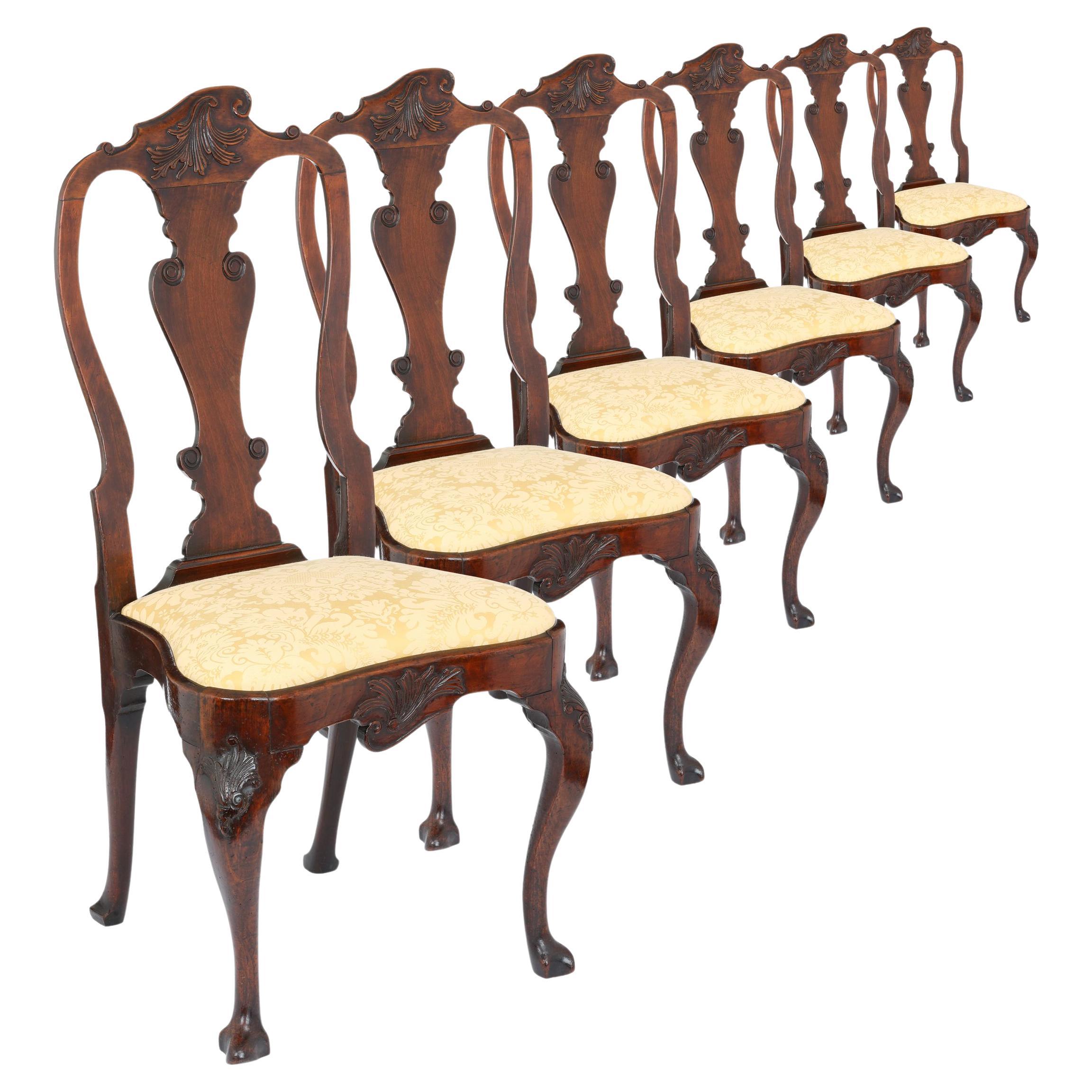 Remarquable ensemble de six chaises de salle à manger en noyer George II en vente
