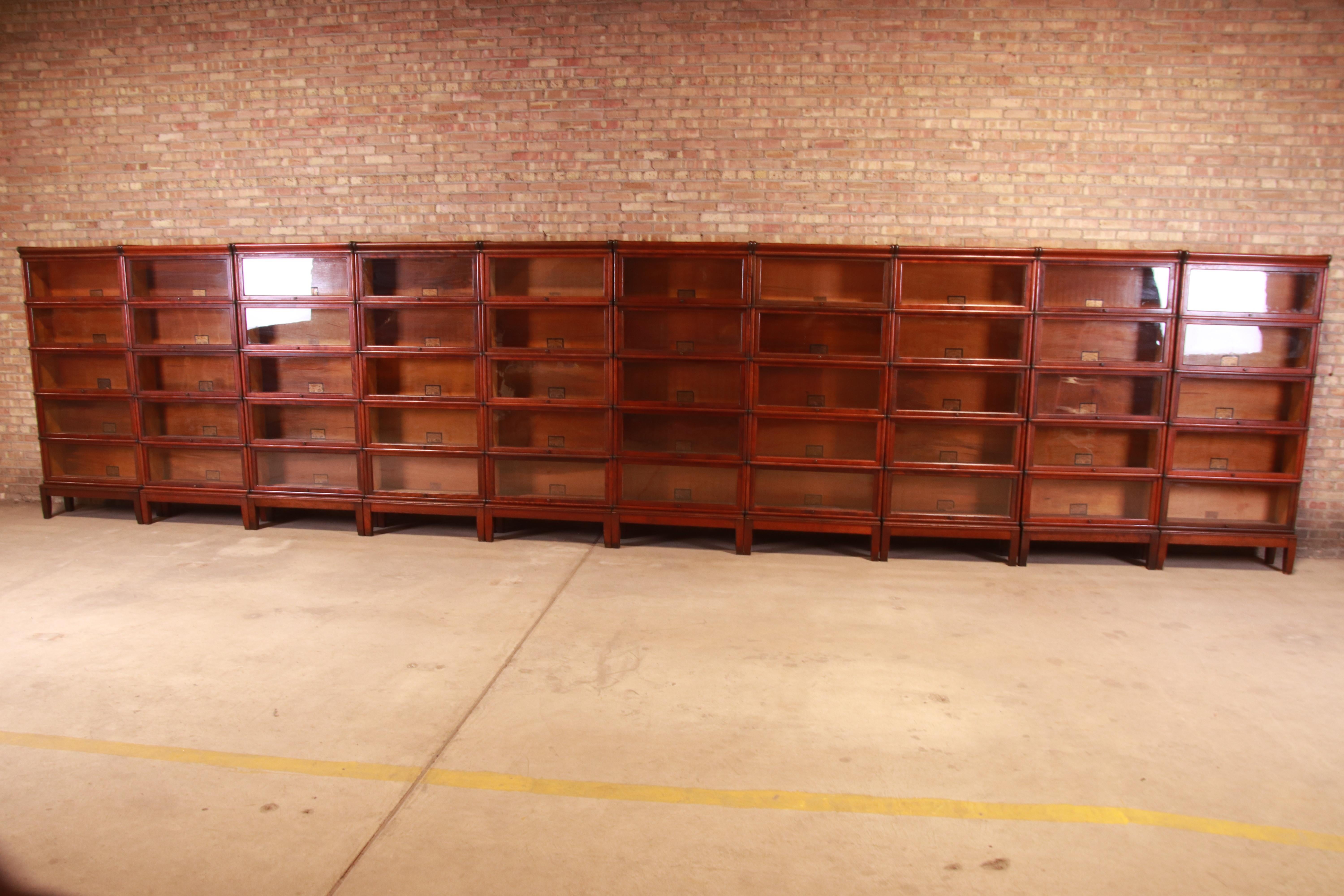 An extremely rare and exceptional set of ten antique Arts & Crafts five-stack lawyer bookcases

By Globe Wernicke

USA, circa 1890s

Mahogany, with glass doors and brass hardware.

Measures: 34.25