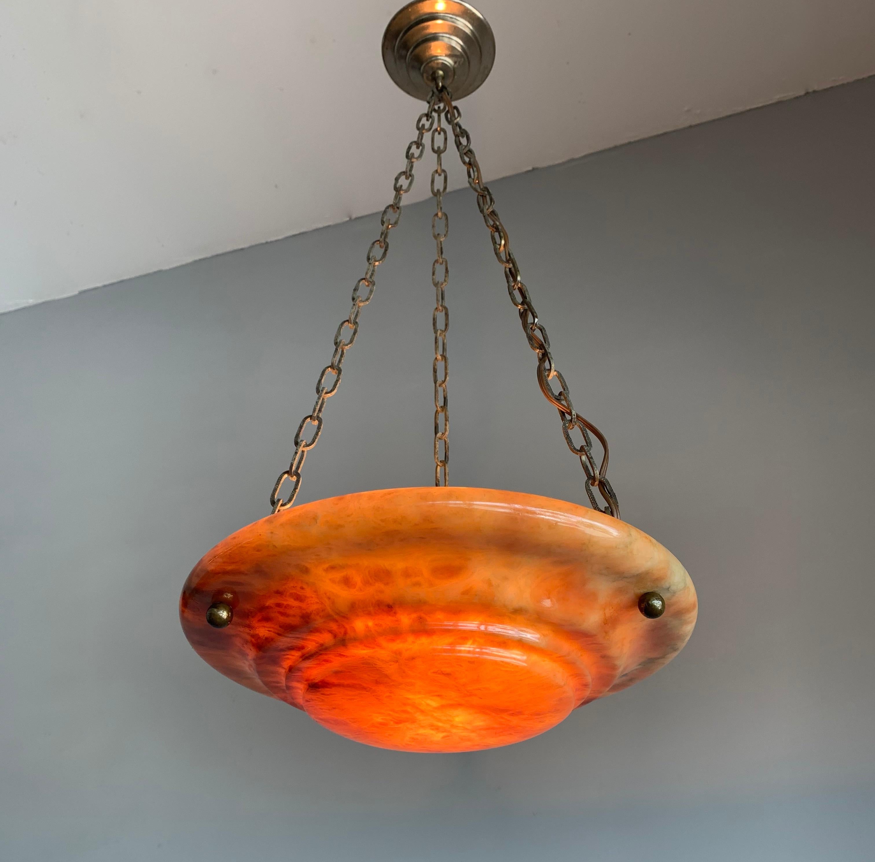 20ième siècle Design Timeless Art Deco Amber Color & Layered Alabaster Pendant Light / Fixture en vente