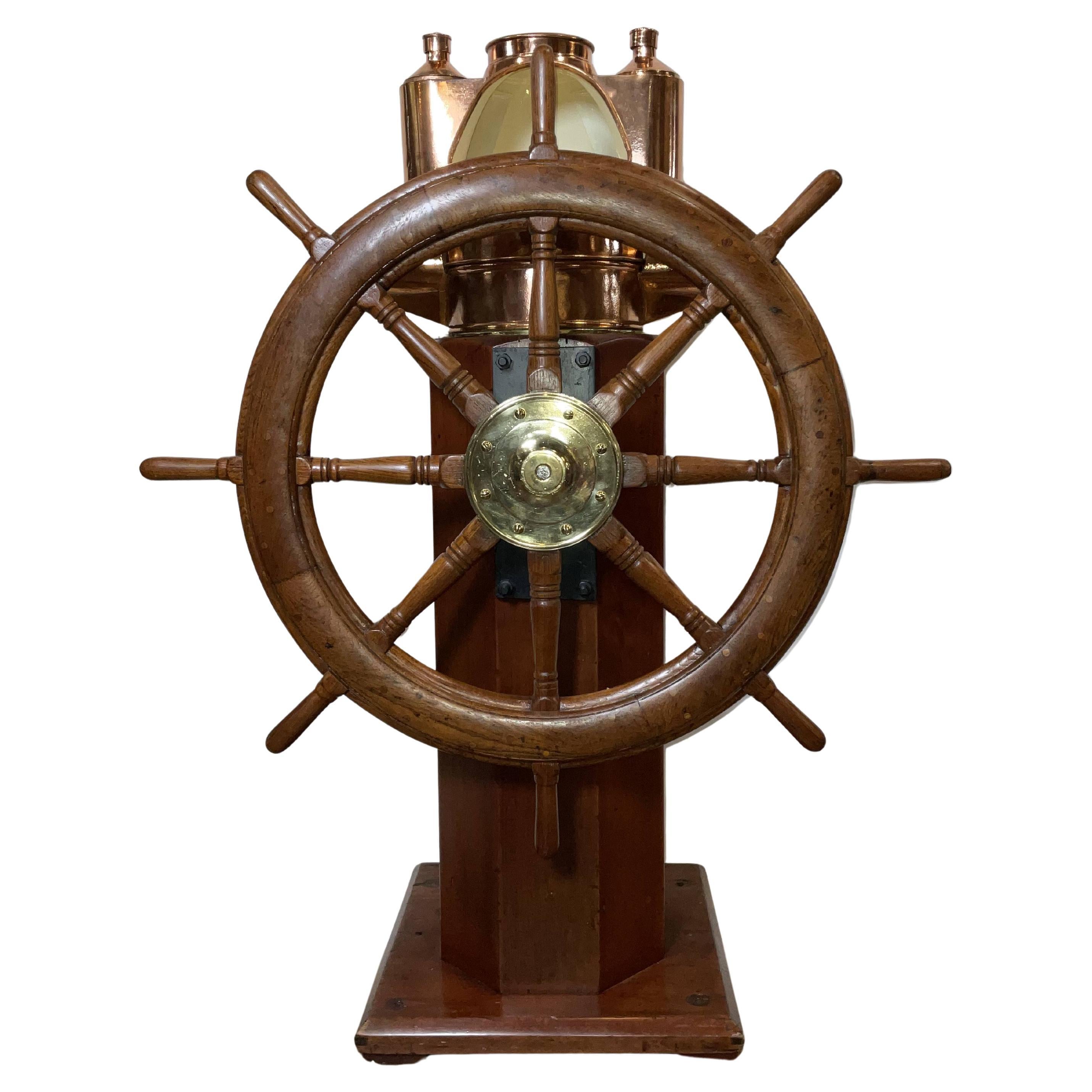 Remarquable binnacle de navire équipé d
une roue de navire