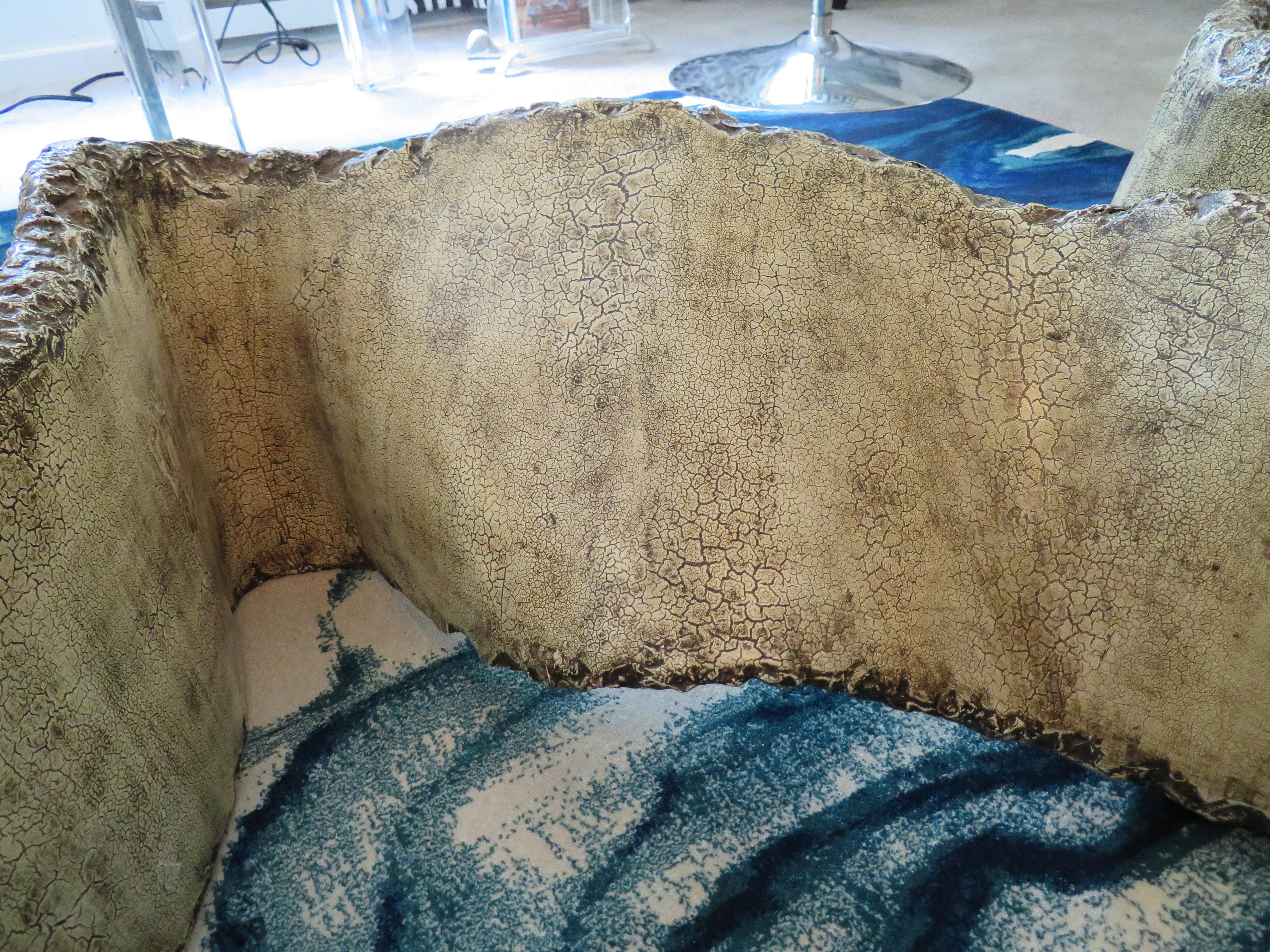 Américain Remarquable table basse Miro brutaliste en fausse pierre moulée avec ruban de Silas Seandel en vente