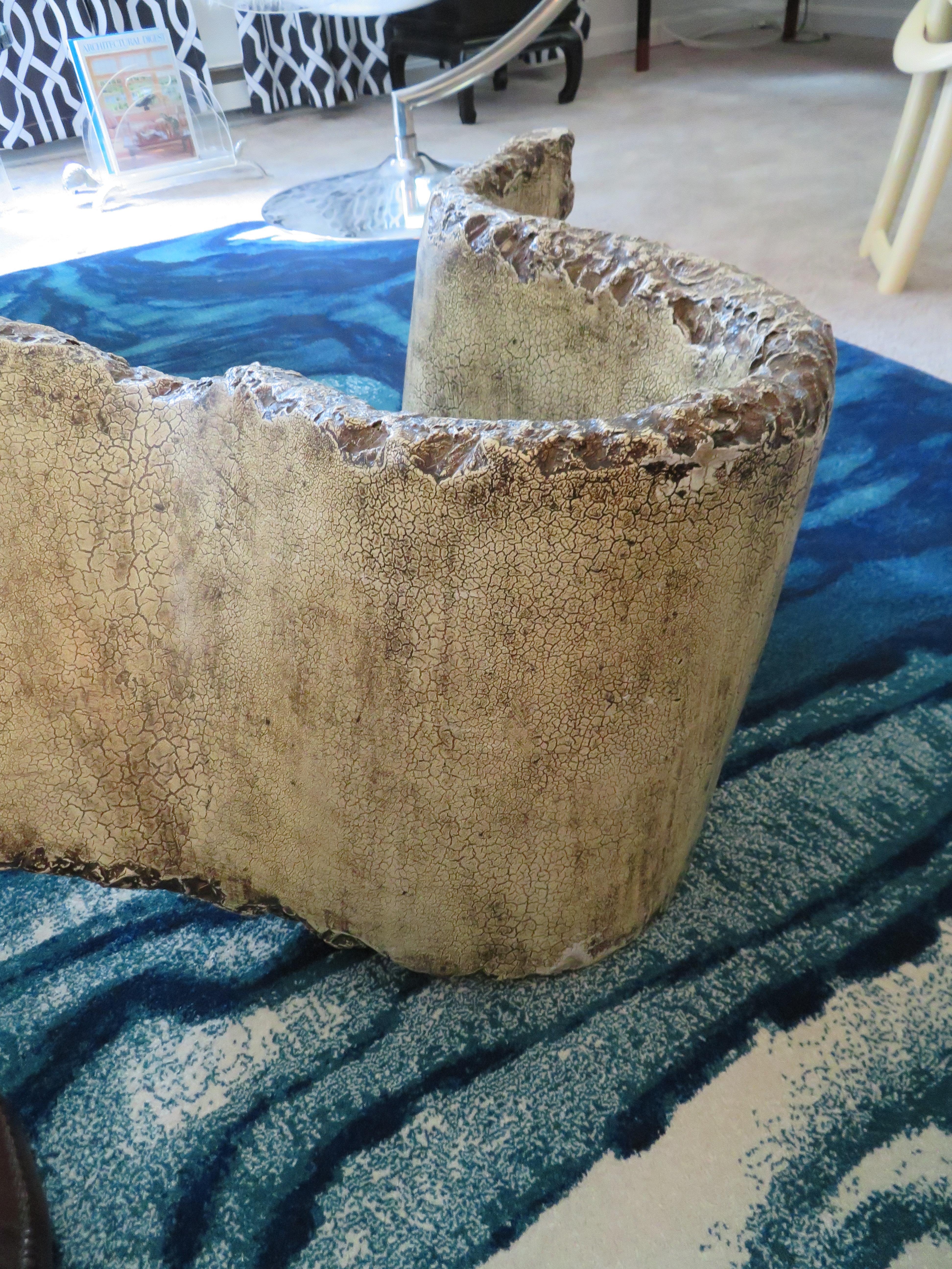 Remarquable table basse Miro brutaliste en fausse pierre moulée avec ruban de Silas Seandel Bon état - En vente à Pemberton, NJ